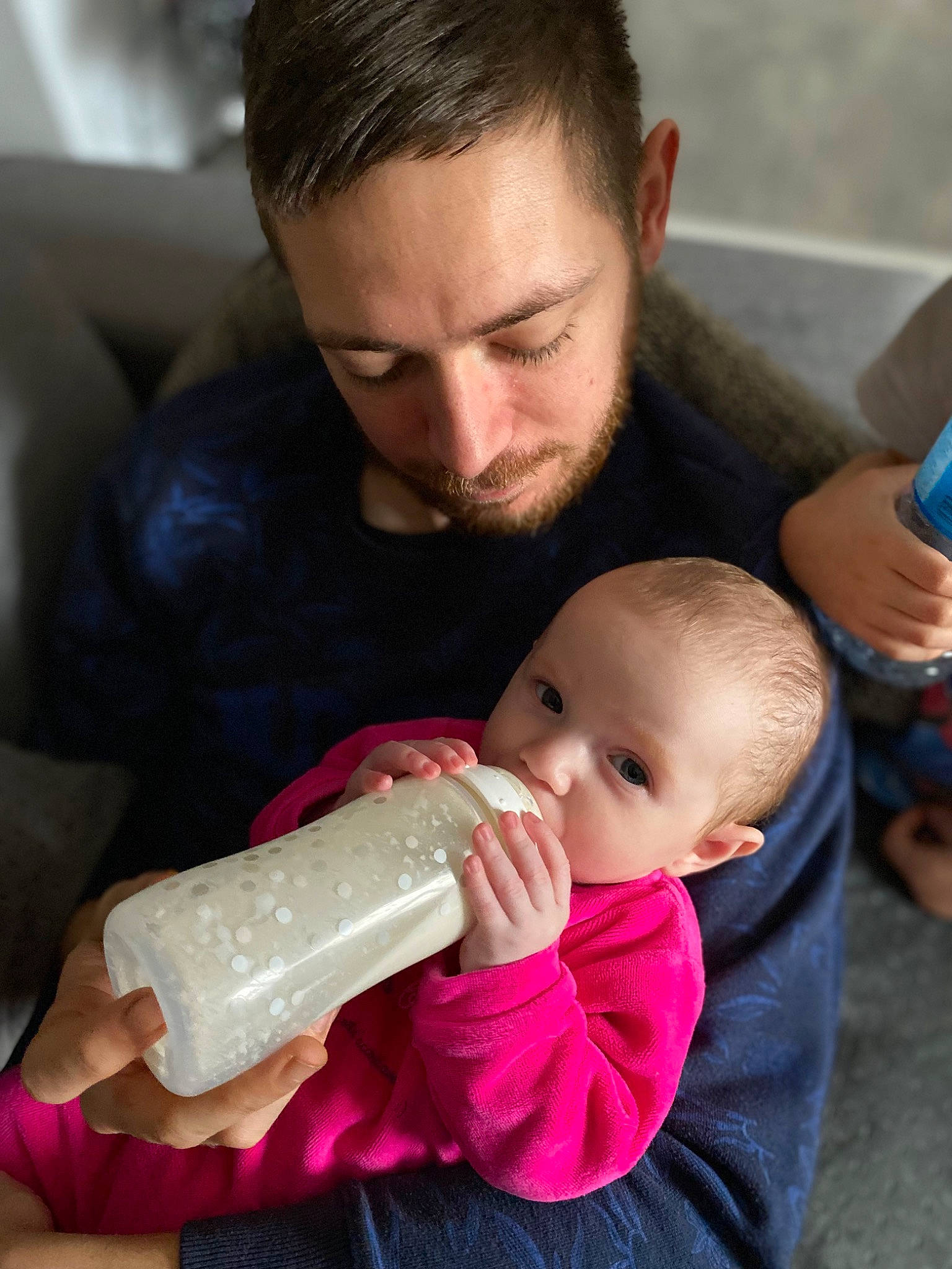 Maliyah a rejoint le concours — aidez-le/la à gagner de superbes lots ! baby, baby_bottle, beard, bottle, cheek, child, comfort, drinkware, ear, face, finger, gesture, hairstyle, hand, happy, head, mouth, person, plastic_bottle, skin