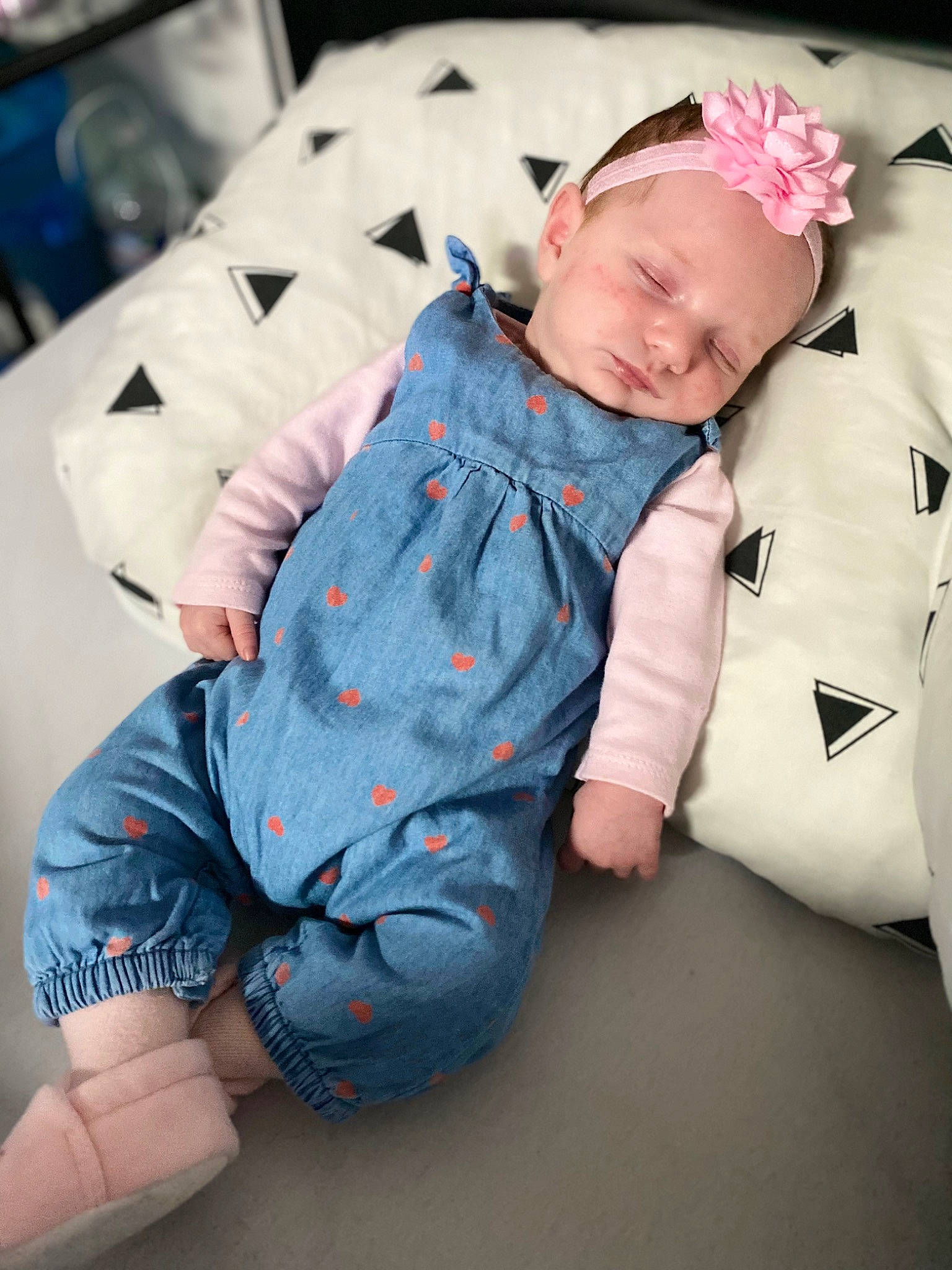 Maliyah a rejoint le concours — aidez-le/la à gagner de superbes lots ! baby, baby_toddler_clothing, cheek, child, comfort, couch, eye, face, happy, head, linens, pattern, person, plant, portrait_photography, room, sitting, skin, sleeve, sock