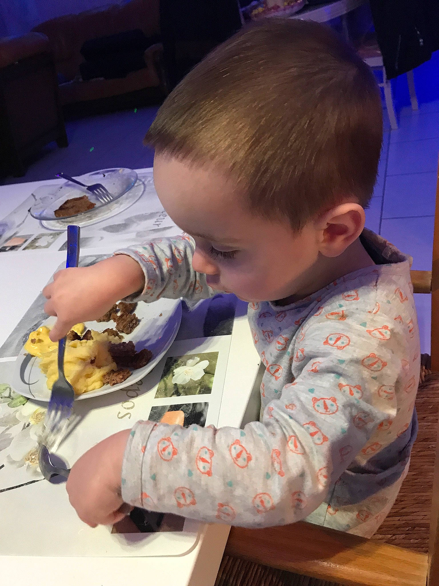 Mylann participe au concours pour gagner de l'argent avec cette photo : art, chair, child, comfort_food, cooking, curious, event, food, fun, games, human, person, plate, play, sharing, t_shirt, table, tableware, toddler, writing