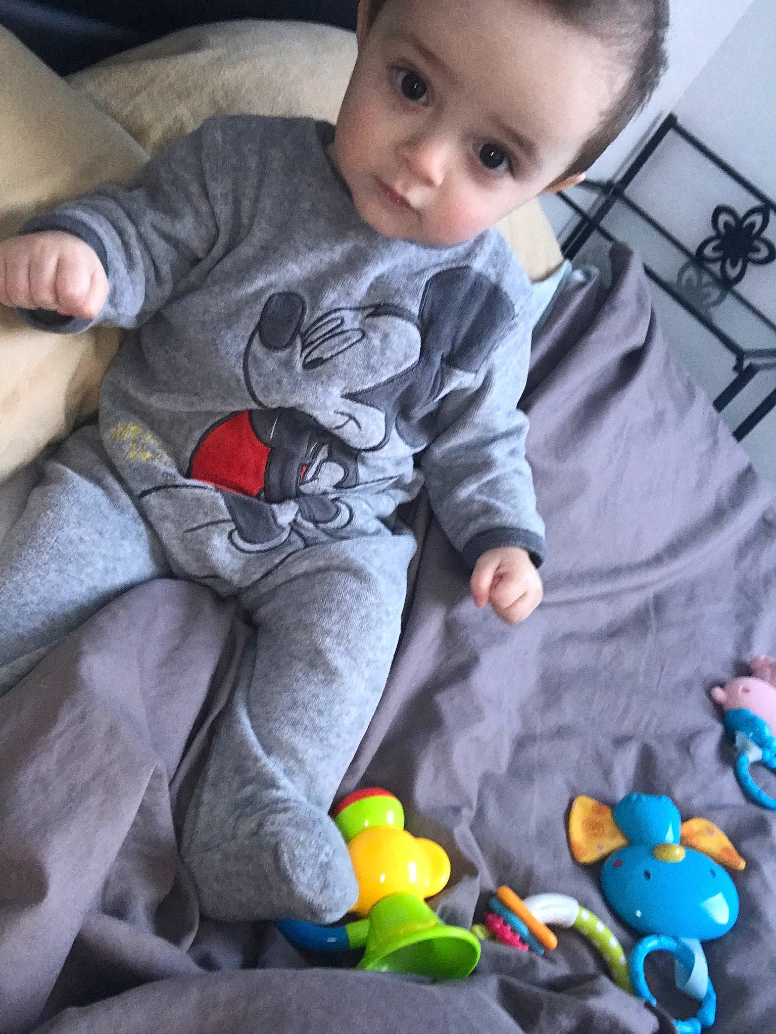 Mylann a rejoint le concours — aidez-le/la à gagner de superbes lots ! baby, baby_products, baby_toddler_clothing, child, comfort, finger, flooring, fun, happy, head, mammal, organ, person, photograph, product, skin, sleeve, snapshot, stuffed_toy, toddler