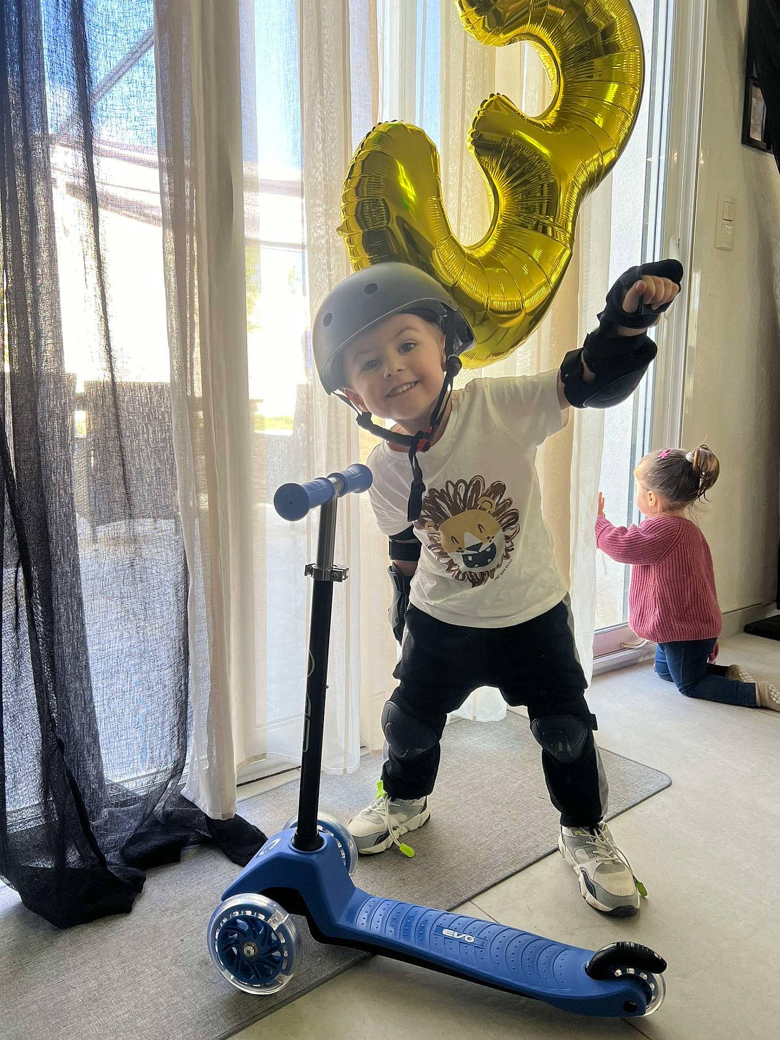 élyo a rejoint le concours — aidez-le/la à gagner de superbes lots ! balance, child, curtain, flooring, fun, happy, hat, headwear, joy, leisure, metal, musical_instrument, person, recreation, rolling, tire, toddler, visual_arts, wheel