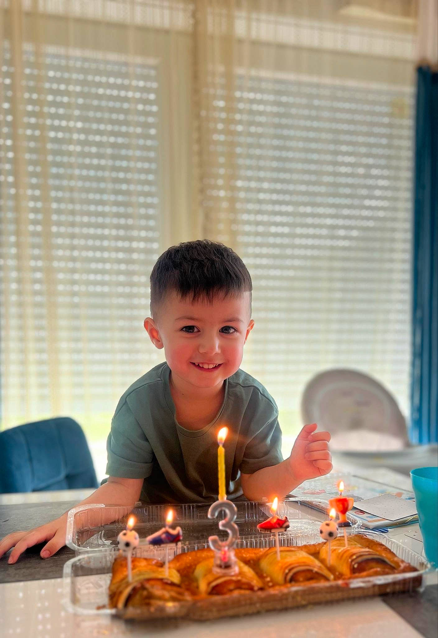 élyo participe au concours pour gagner de l'argent avec cette photo : birthday, birthday_cake, birthday_candle, cake, cake_decorating, candle, chair, cuisine, dessert, event, fire, flame, food, joy, person, plate, recipe, sharing, table, tableware