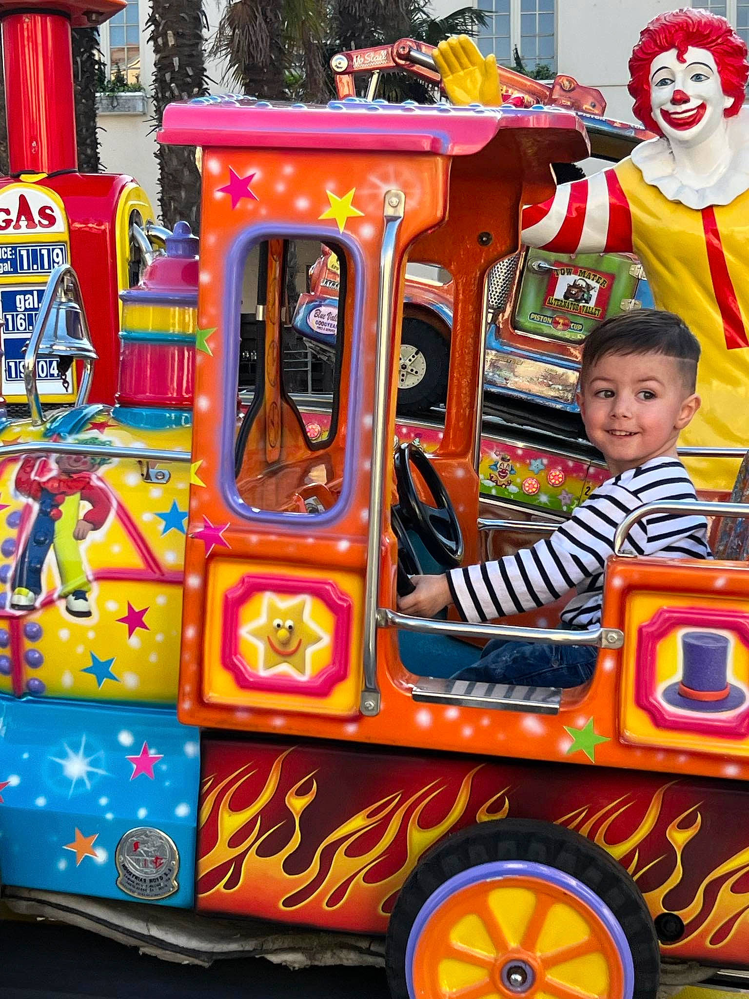 élyo participe au concours pour gagner de l'argent avec cette photo : auto_part, automotive_exterior, bumper, child, classic, entertainment, event, fun, joy, machine, mode_of_transport, motor_vehicle, person, play, playground, public_space, recreation, riding_toy, smile, toddler