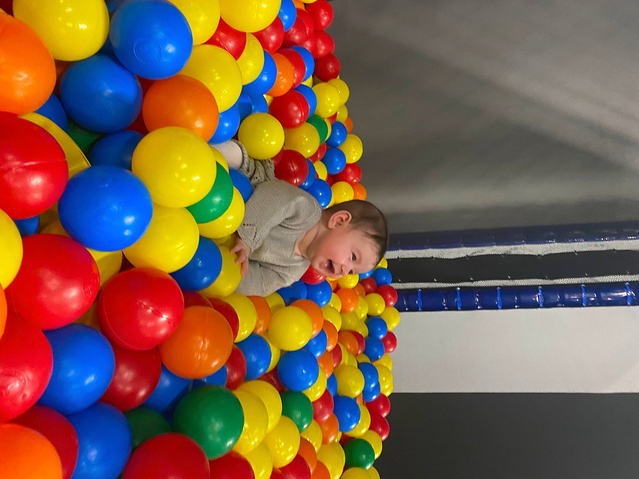 Kymaë a rejoint le concours — aidez-le/la à gagner de superbes lots ! baby, baby_toys, ball, ball_pit, balloon, child, electric_blue, event, fun, happy, leisure, party, party_supply, person, plastic, play, playground, recreation, toddler, toy