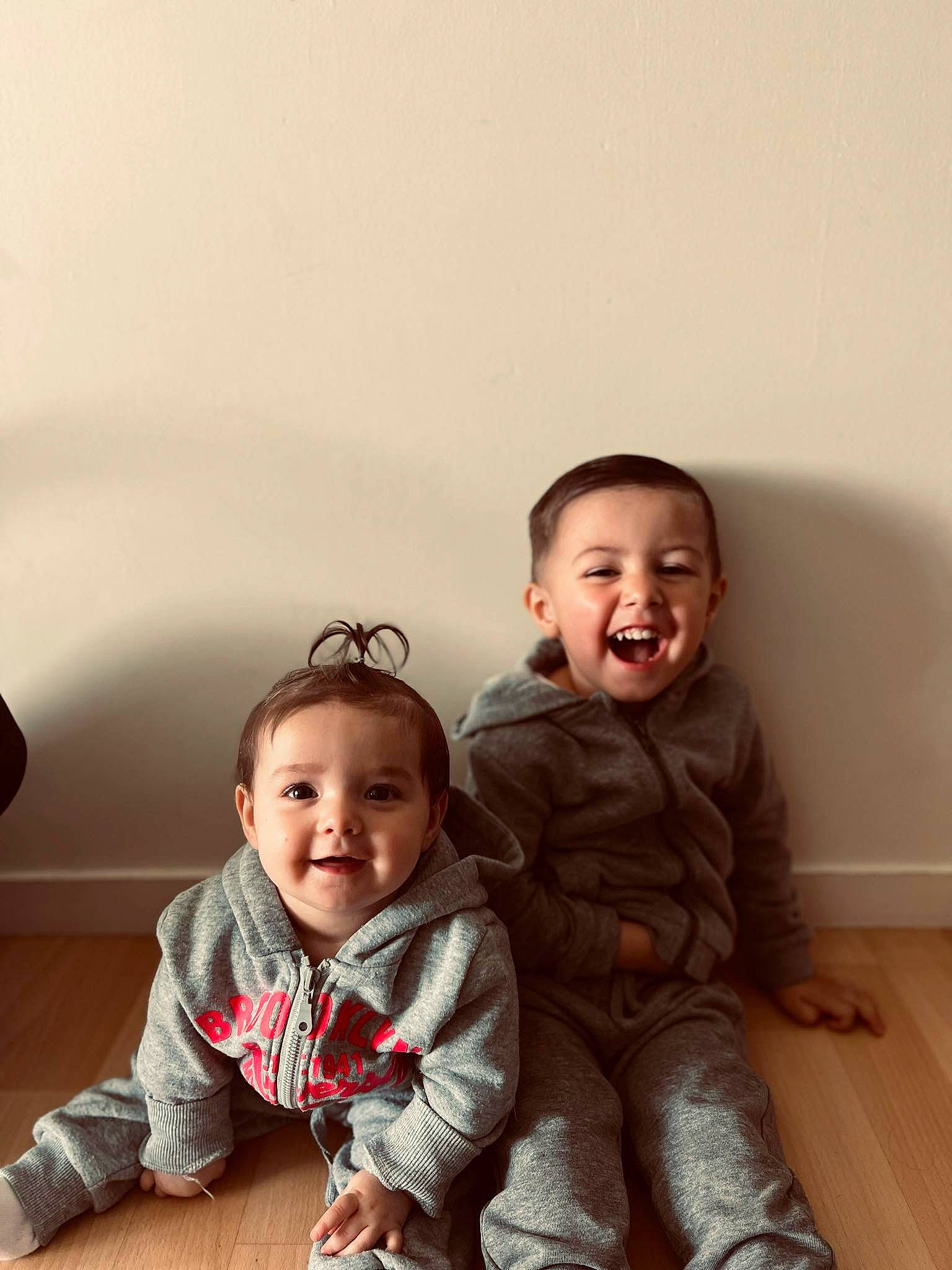 Kymaë a rejoint le concours — aidez-le/la à gagner de superbes lots ! baby, baby_toddler_clothing, child, comfort, facial_expression, flash_photography, flooring, fun, gesture, happy, joy, laugh, person, portrait_photography, sitting, skin, sleeve, smile, t_shirt, toddler