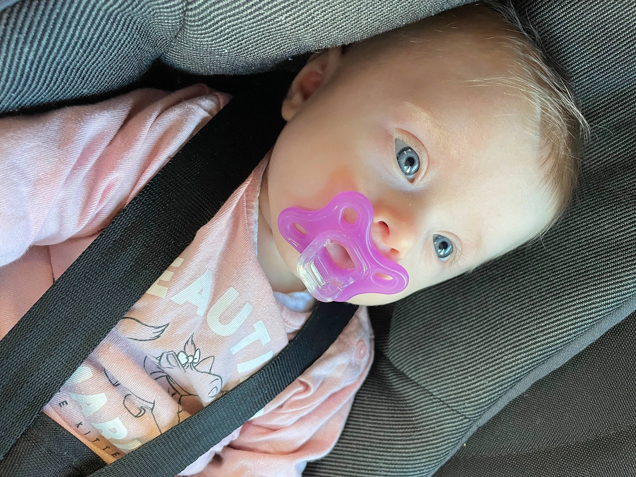 Romy a rejoint le concours — aidez-le/la à gagner de superbes lots ! baby, baby_products, baby_toddler_clothing, cap, cheek, child, chin, comfort, eye, eyebrow, eyelash, fashion_accessory, headgear, iris, lip, nose, person, skin, sleeve, sun_hat