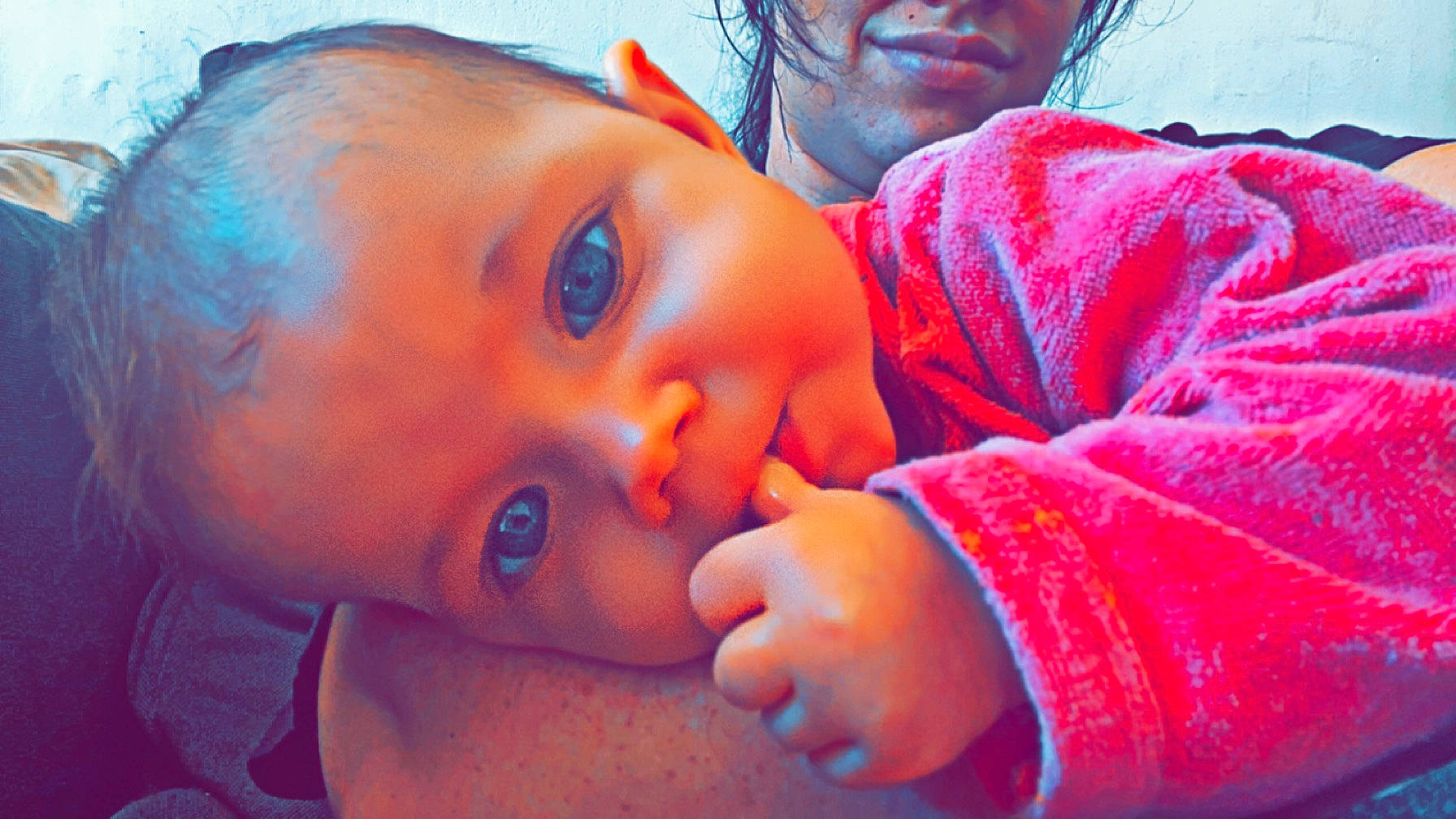 Lolita a rejoint le concours — aidez-le/la à gagner de superbes lots ! baby, cheek, child, close_up, eye, eyelash, fun, gesture, happy, iris, lip, mouth, nose, orange, people, person, skin, smile, thumb, toddler