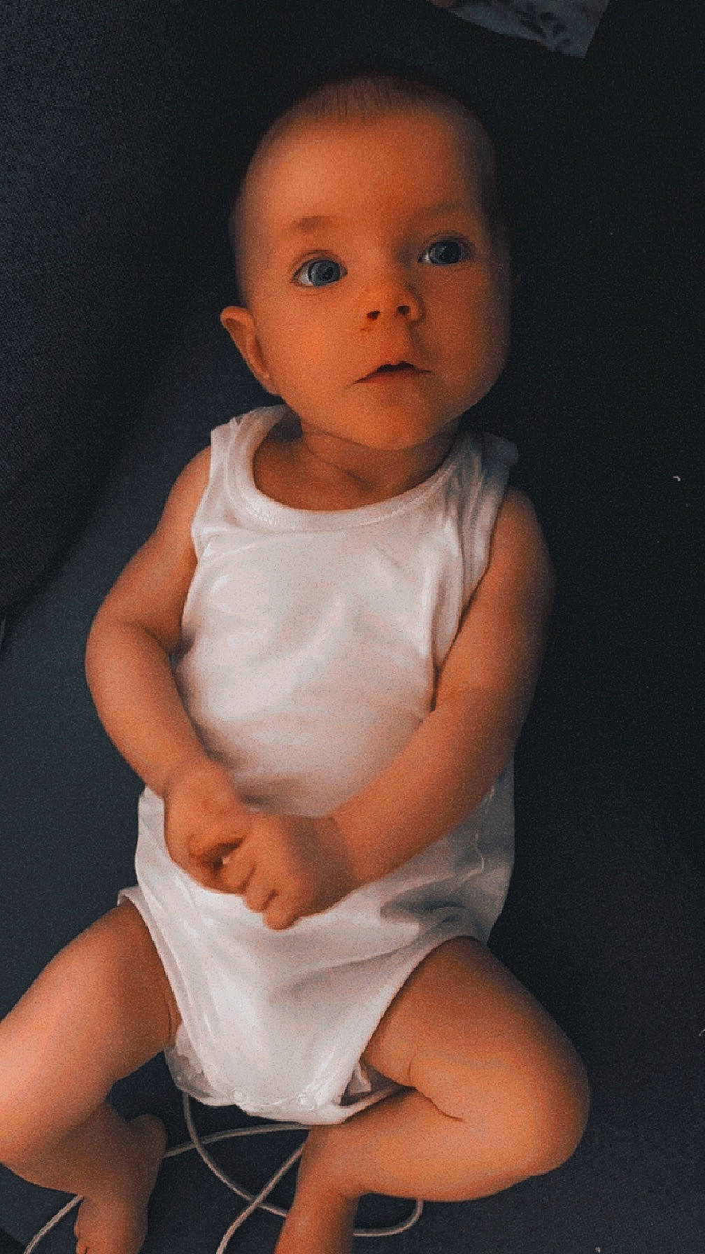 Lolita a rejoint le concours — aidez-le/la à gagner de superbes lots ! baby, baby_toddler_clothing, cheek, dress, elbow, eye, face, finger, flash_photography, head, human_body, knee, lip, neck, person, shoulder, skin, sleeve, standing, stomach