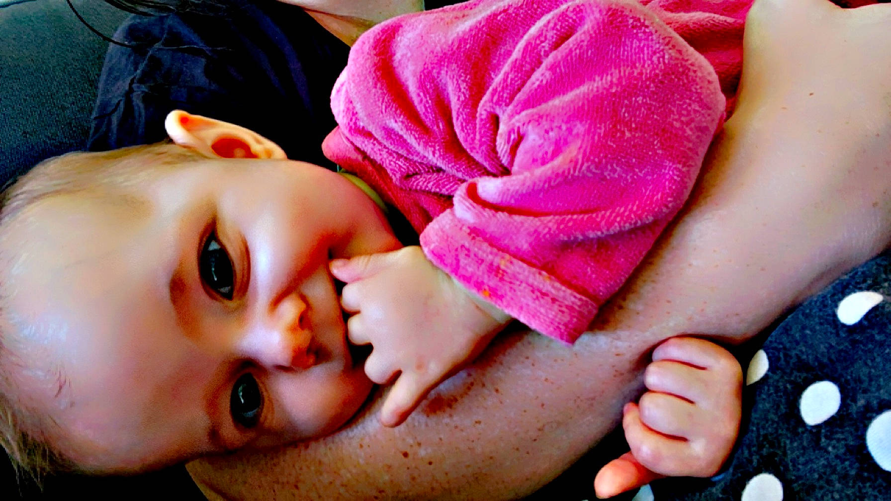 Lolita a rejoint le concours — aidez-le/la à gagner de superbes lots ! cheek, chin, eyebrow, eyelash, face, flash_photography, gesture, grass, happy, head, headgear, lip, mouth, muscle, neck, nose, person, pink, plant, skin