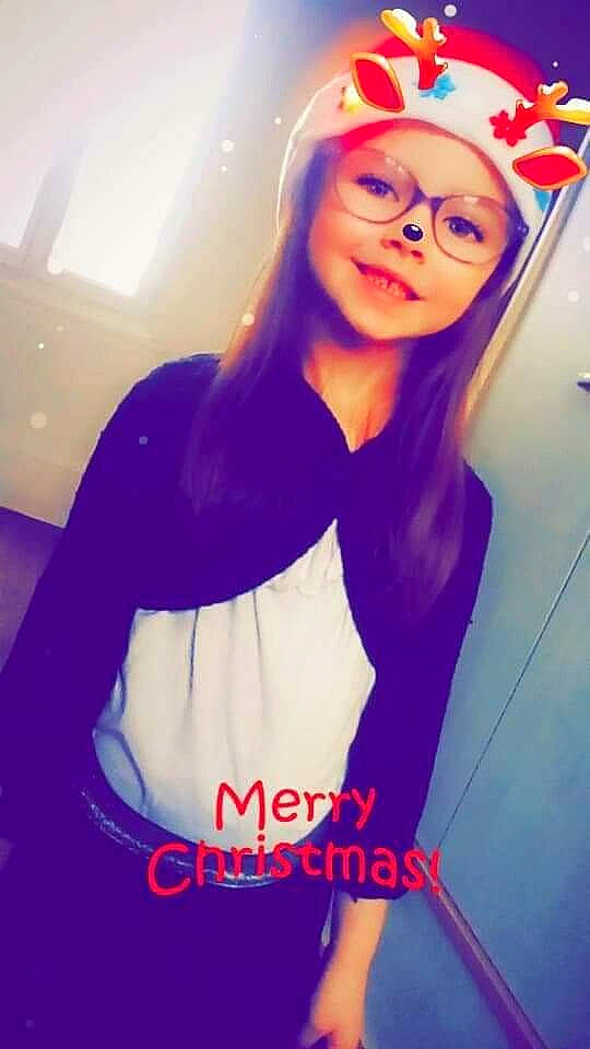 Laurie a rejoint le concours — aidez-le/la à gagner de superbes lots ! cool, electric_blue, fun, glasses, happy, headwear, long_hair, magenta, person, photography, pink, purple, selfie, smile, style