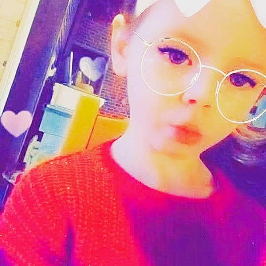 Laurie participe au concours pour gagner de l'argent avec cette photo : beauty, chin, cool, ear, eyewear, face, forehead, fun, glasses, hair, lip, magenta, nose, person, photography, pink, purple, selfie, smile, sunglasses