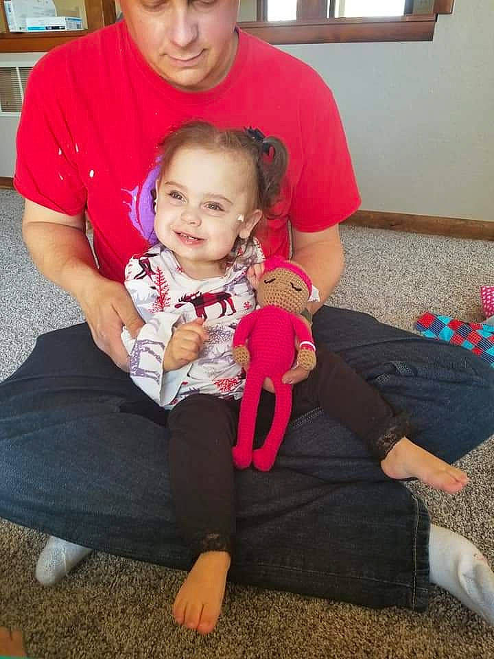 Brellie is registered to the contest to win money with this photo: comfort, finger, hairstyle, happy, hat, head, headwear, interaction, joint, joy, knee, lap, leg, organ, person, shoe, shoulder, sleeve, smile, t_shirt