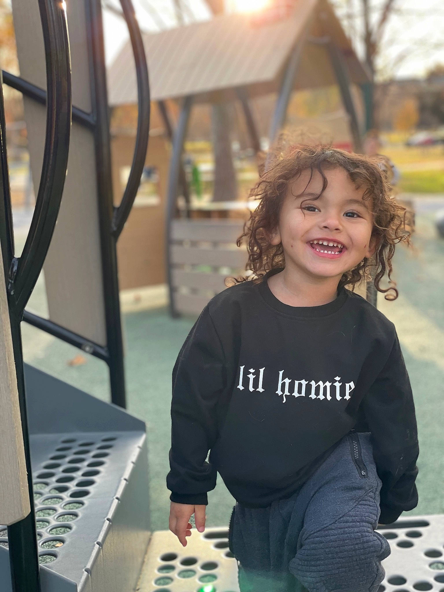 Esaias is registered to the contest to win money with this photo: audio_equipment, child, computer_keyboard, electronic_instrument, engineering, fun, gadget, happy, input_device, joy, leisure, light, office_equipment, peripheral, person, recreation, sitting, smile, standing, t_shirt