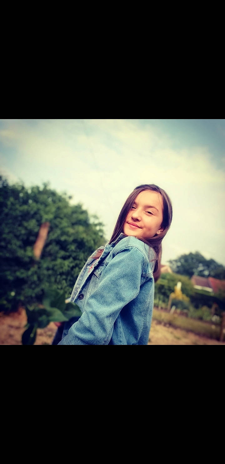 Maëva participe au concours pour gagner de l'argent avec cette photo : beauty, black_hair, cloud, cool, flash_photography, grass, happy, joy, long_hair, outerwear, person, photo_shoot, photograph, photography, portrait, portrait_photography, sitting, sky, smile, snapshot