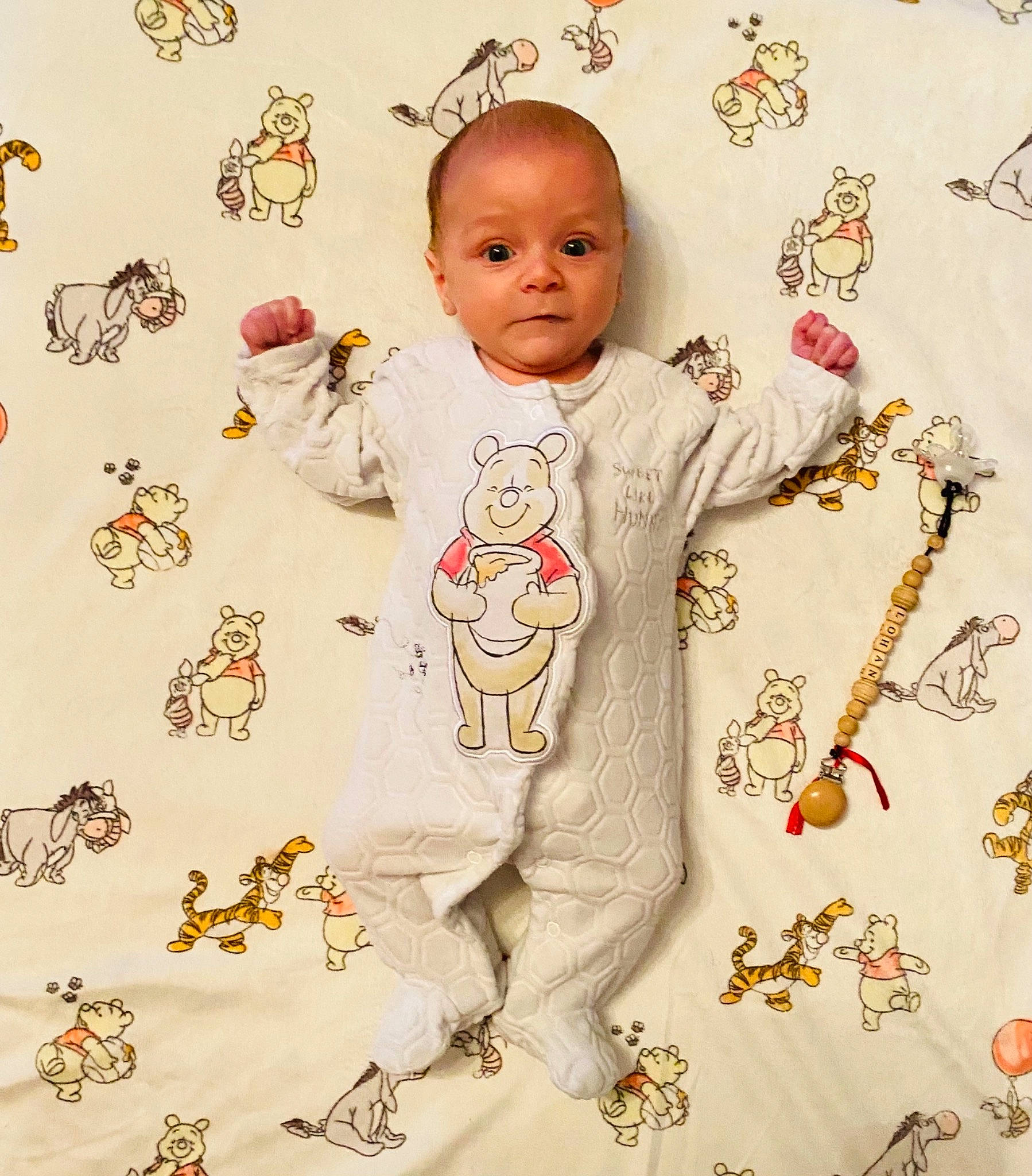 Lohan participe au concours pour gagner de l'argent avec cette photo : baby, baby_toddler_clothing, cheek, child, design, face, facial_expression, font, happy, human, mammal, pattern, person, product, sleeve, t_shirt, textile, toddler, twig, vertebrate