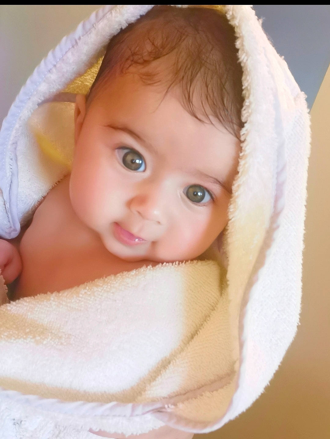 Gabriella participe au concours pour gagner de l'argent avec cette photo : baby, baby_sleeping, baby_toddler_clothing, beige, cheek, child, chin, close_up, comfort, eye, eyelash, face, fashion_accessory, iris, linens, lip, person, skin, sleeve, toddler