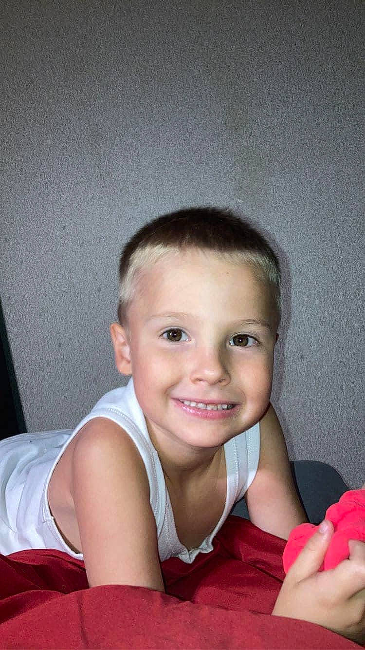 Avian joined the competition — help win amazing prizes! arm, cheek, chin, eyebrow, facial_expression, flash_photography, hairstyle, hand, human, iris, joint, joy, leg, lip, mouth, muscle, neck, nose, person, shoulder