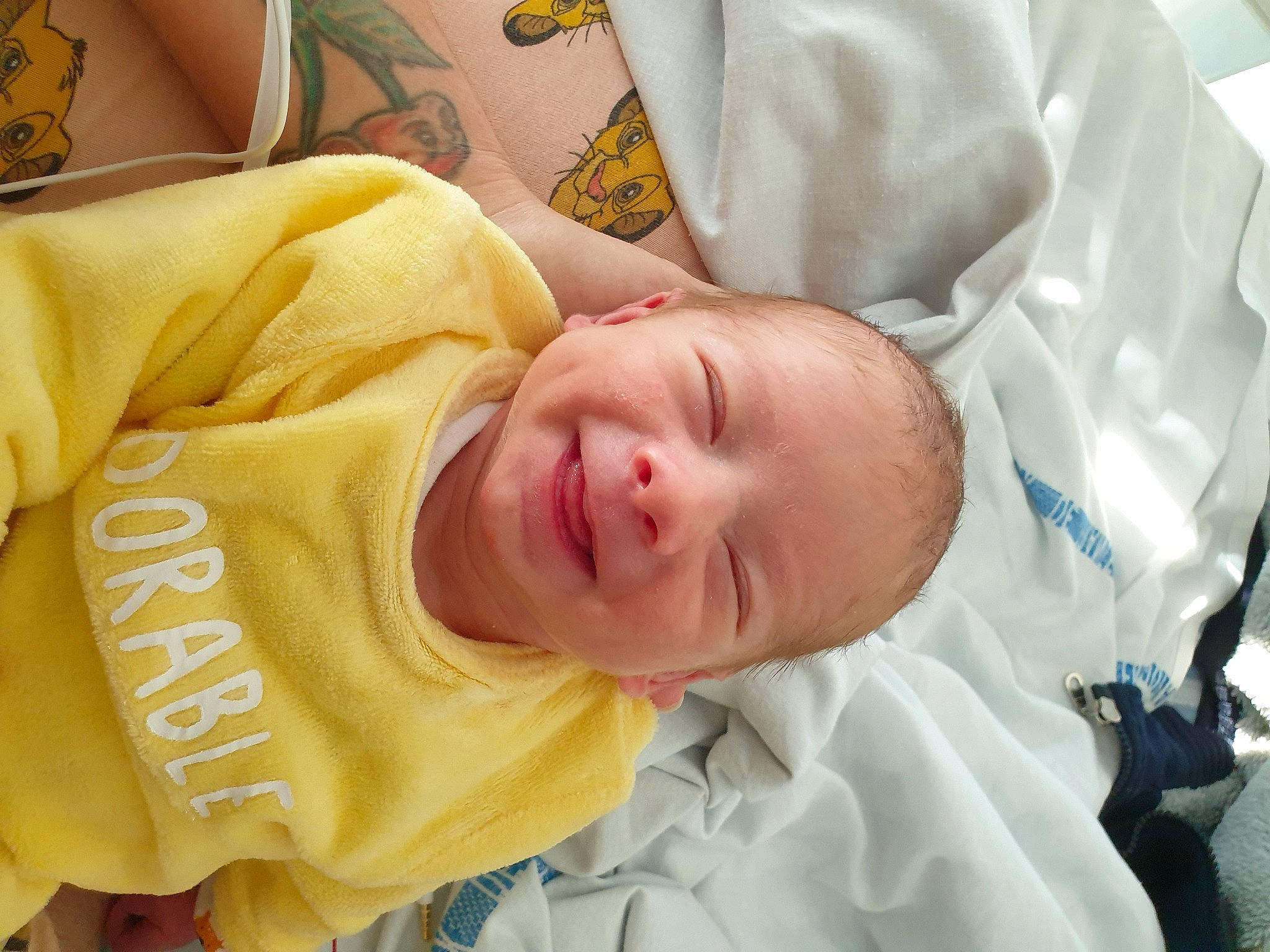 Liam a rejoint le concours — aidez-le/la à gagner de superbes lots ! baby, baby_products, baby_safety, baby_sleeping, baby_toddler_clothing, bedtime, cheek, child, comfort, eye, face, happy, head, joy, linens, nose, person, room, skin, sleeve