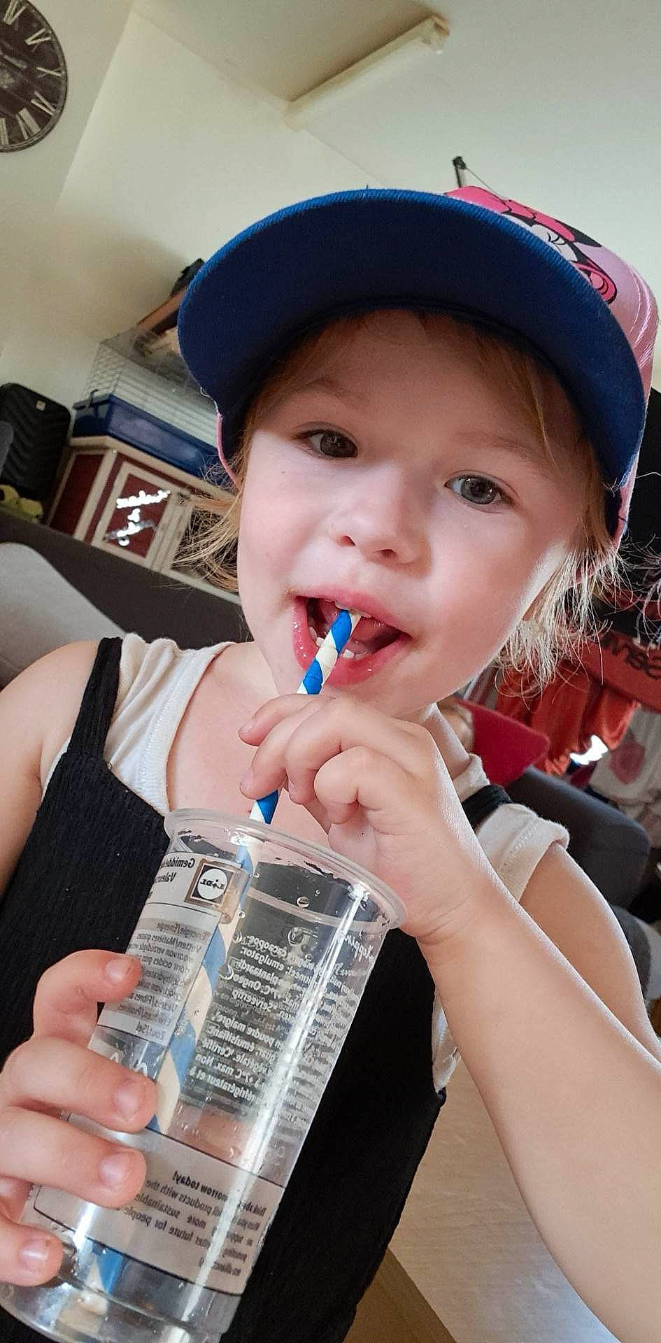 éden a rejoint le concours — aidez-le/la à gagner de superbes lots ! baseball_cap, blue, cap, drink, drinking, drinkware, finger, fluid, gesture, hand, headgear, headwear, lip, mouth, nail, person, plastic_bottle, product, skin, smile