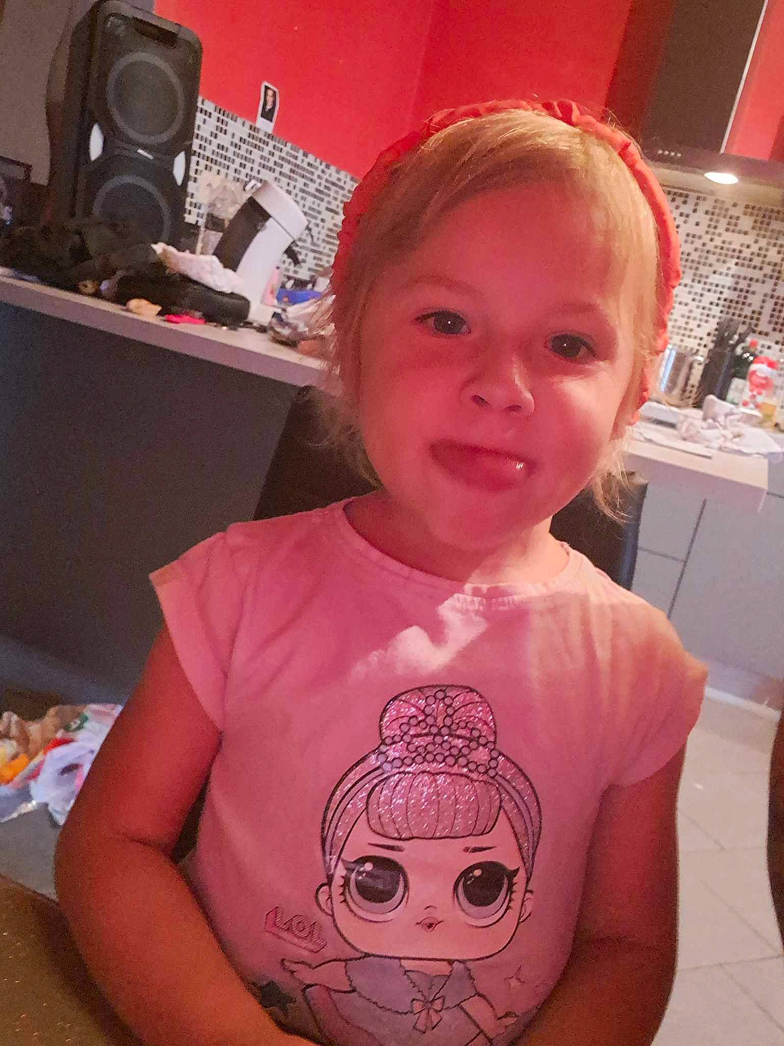 éden a rejoint le concours — aidez-le/la à gagner de superbes lots ! cheek, chest, child, chin, ear, eyelash, eyewear, fun, happy, iris, joy, mouth, neck, organ, person, pink, skin, sleeve, smile, t_shirt