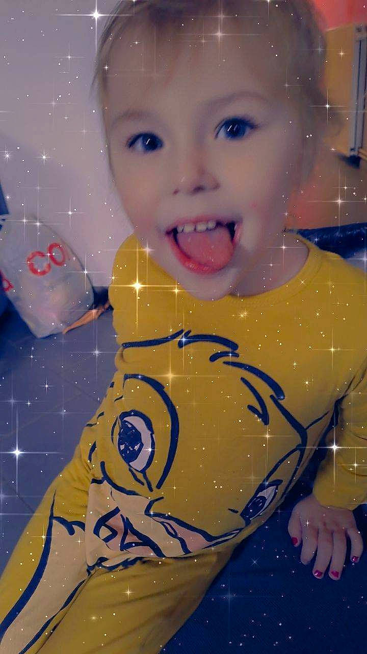 éden a rejoint le concours — aidez-le/la à gagner de superbes lots ! art, baby_toddler_clothing, cheek, chest, child, electric_blue, fun, happy, paint, party_supply, pattern, person, play, portrait_photography, smile, space, t_shirt, toddler, visual_arts