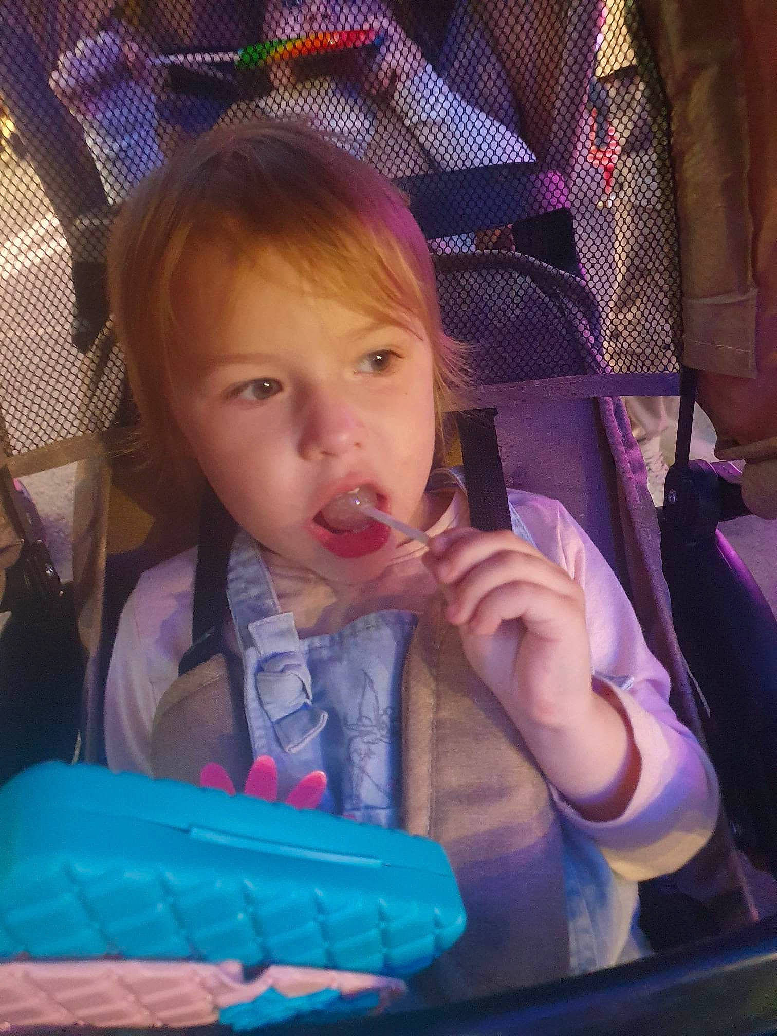 éden participe au concours pour gagner de l'argent avec cette photo : baby, baby_carriage, baby_products, car_seat, cheek, child, eyebrow, eyelash, fun, happy, iris, lip, magenta, mouth, nose, person, play, purple, sitting, skin