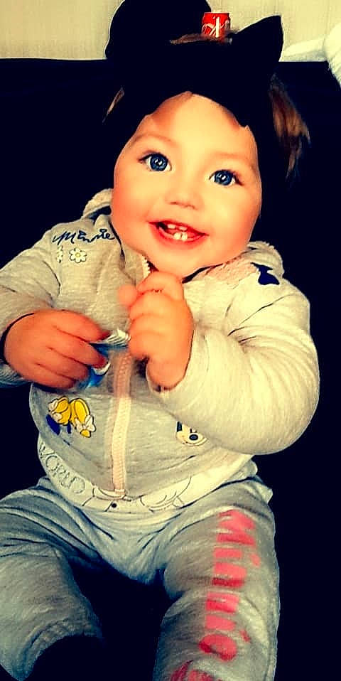 Ilyana participe au concours pour gagner de l'argent avec cette photo : baby_toddler_clothing, blue, cap, cheek, eye, finger, flash_photography, gesture, hand, happy, hat, headwear, human, human_body, joy, lip, nose, organ, person, skin