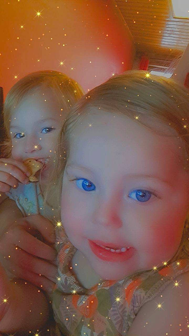 Ilyana a rejoint le concours — aidez-le/la à gagner de superbes lots ! art, beauty, blond, cheek, child, doll, dress, eyebrow, eyelash, fun, happy, headgear, human_body, iris, lip, nose, person, pink, skin, toy