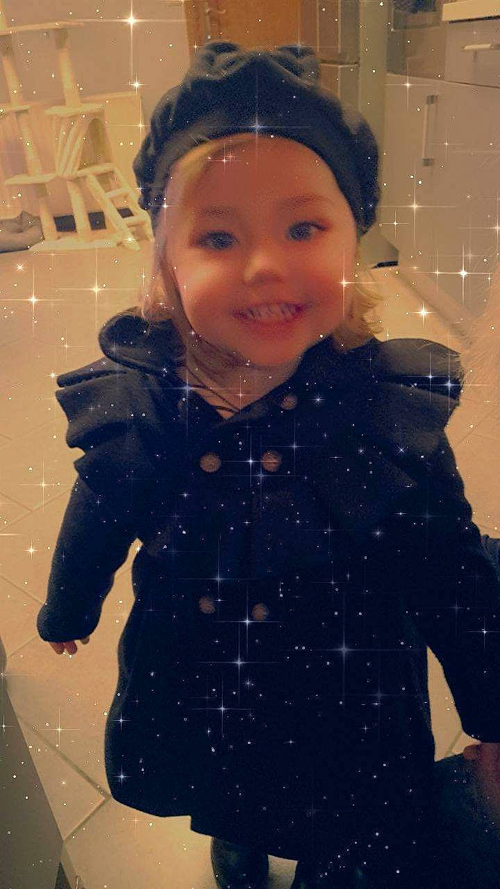 Ilyana participe au concours pour gagner de l'argent avec cette photo : baby_toddler_clothing, cheek, child, cool, electric_blue, event, facial_expression, fashion_accessory, fashion_design, freezing, fun, happy, headwear, joy, outerwear, pattern, person, sleeve, smile, snow