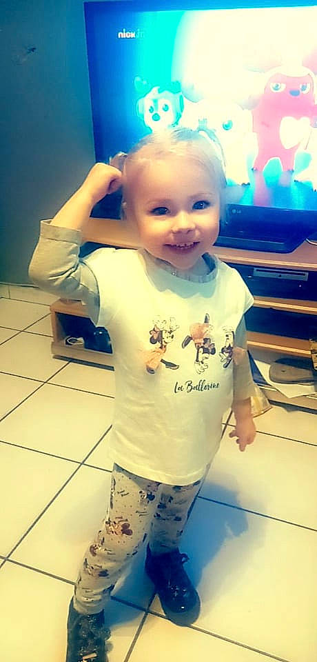 éden participe au concours pour gagner de l'argent avec cette photo : baby, baby_toddler_clothing, blue, cheek, child, cool, face, fun, happy, head, human_body, joy, mouth, person, purple, skin, sleeve, smile, standing, t_shirt