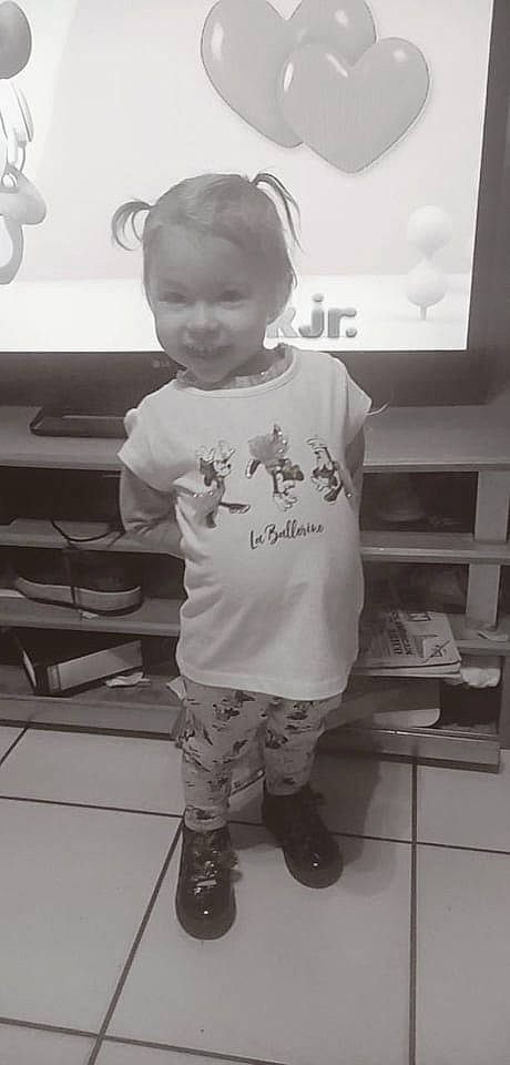 éden a rejoint le concours — aidez-le/la à gagner de superbes lots ! black, black_and_white, child, eyewear, fun, hairstyle, happy, head, leg, monochrome, person, shelf, sleeve, smile, snapshot, standing, style, t_shirt, television, toddler