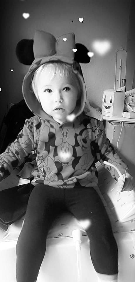 Eden a rejoint le concours — aidez-le/la à gagner de superbes lots ! black, black_and_white, blond, child, costume_hat, doll, eyelash, fashion_design, flash_photography, happy, hat, human_body, monochrome, monochrome_photography, person, sleeve, snapshot, style, toy, vintage_clothing