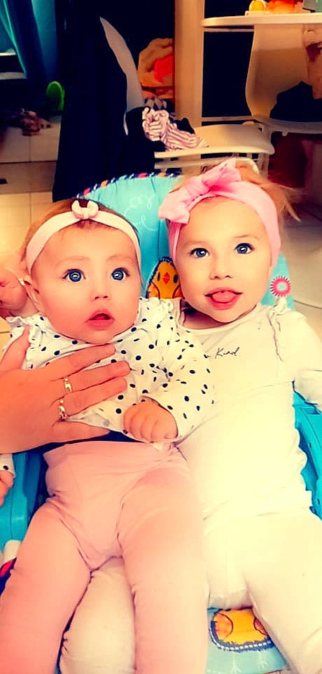 Eden participe au concours pour gagner de l'argent avec cette photo : baby, baby_toddler_clothing, blond, chair, child, dress, event, facial_expression, fun, happy, hat, headwear, human, human_body, iris, leg, leisure, people, person, pink