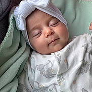 Alana a rejoint le concours — aidez-le/la à gagner de superbes lots ! baby, sleeping, headband, bow, blanket, onesie, elephant_pattern, soft_fabric, cozy, infant, peaceful, closeup, cute, child, portrait, indoor, comfort, resting, adorable, newborn