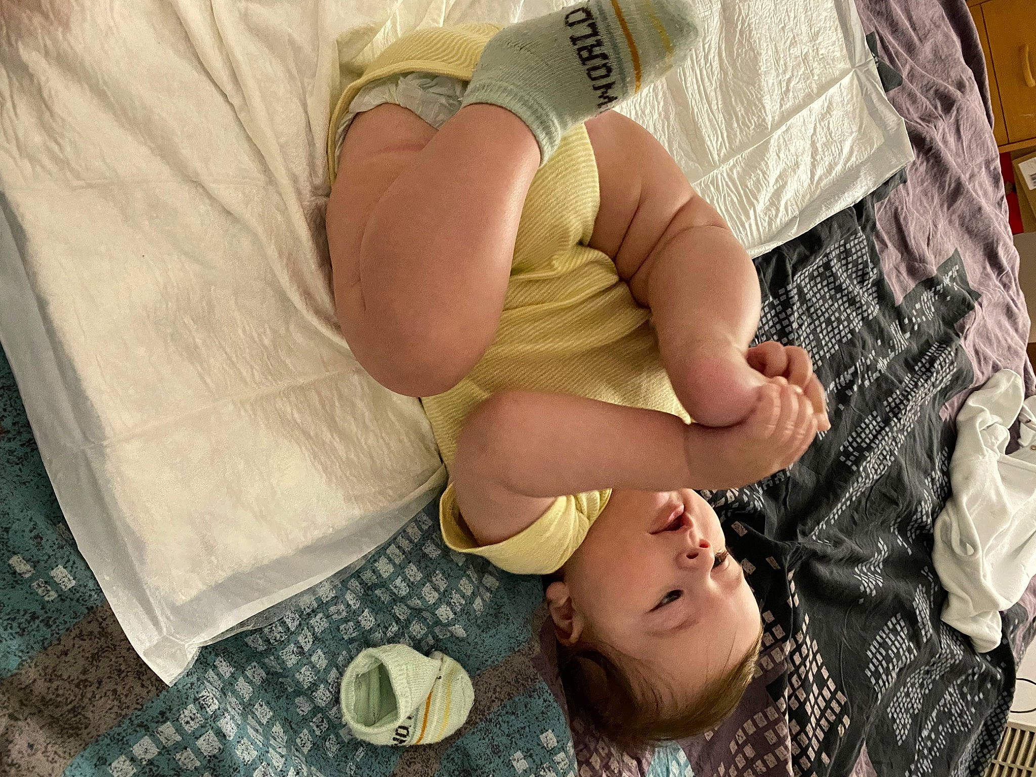 Léo a rejoint le concours — aidez-le/la à gagner de superbes lots ! abdomen, baby, child, comfort, elbow, gesture, hat, headgear, human_leg, knee, nail, pattern, person, saucer, sun_hat, tableware, thigh, thumb, toddler, trunk