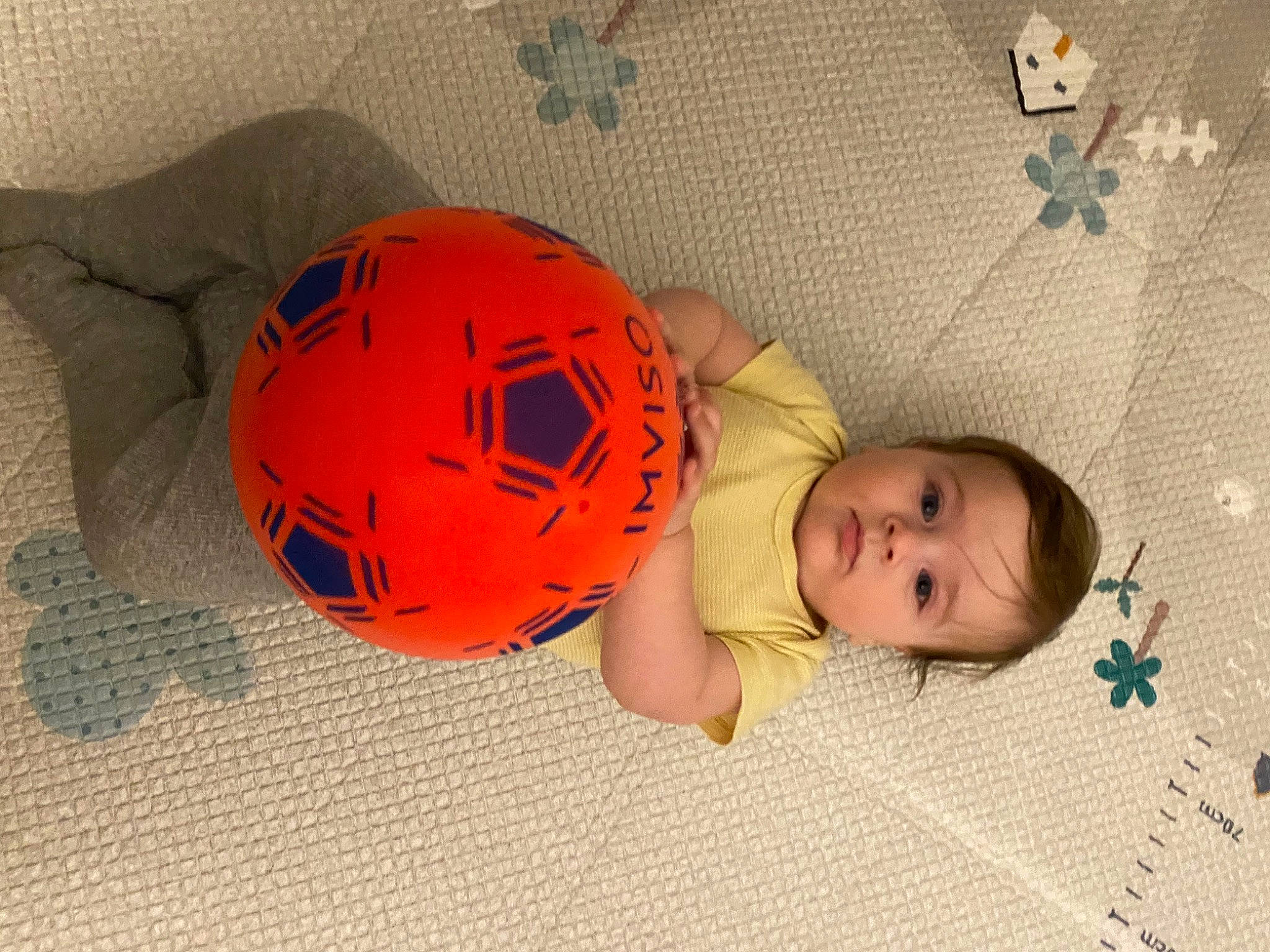 Léo a rejoint le concours — aidez-le/la à gagner de superbes lots ! baby, baby_toddler_clothing, baby_toys, ball, bed, bedding, calabaza, child, comfort, flooring, fun, happy, jack_o_lantern, linens, orange, person, pumpkin, room, toddler, winter_squash