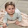 Nino a rejoint le concours — aidez-le/la à gagner de superbes lots ! baby, blanket, floor, child, smile, cute, indoors, toy, hand, face, happy, crawling, toddler, clothing, skin, head, eyes, person, soft, tile
