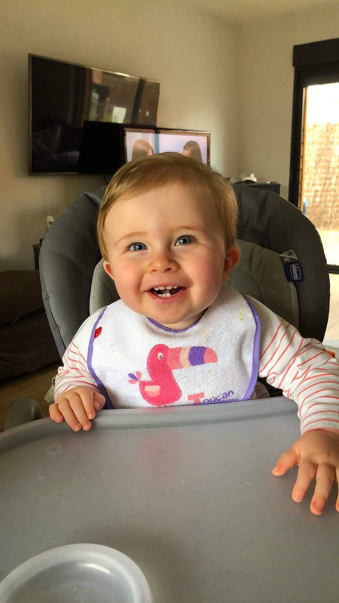 Ghjulia participe au concours pour gagner de l'argent avec cette photo : baby, baby_toddler_clothing, cheek, chin, comfort, eye, face, flooring, fun, happy, head, joy, mouth, person, picture_frame, skin, sleeve, smile, standing, toddler