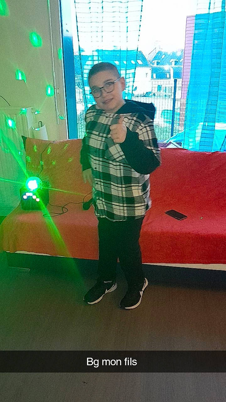 Lohan participe au concours pour gagner de l'argent avec cette photo : audio_equipment, electric_blue, entertainment, event, eyewear, fashion_design, flooring, formal_wear, fun, joy, leisure, magenta, music, pattern, performance, person, plaid, selfie, t_shirt, tartan