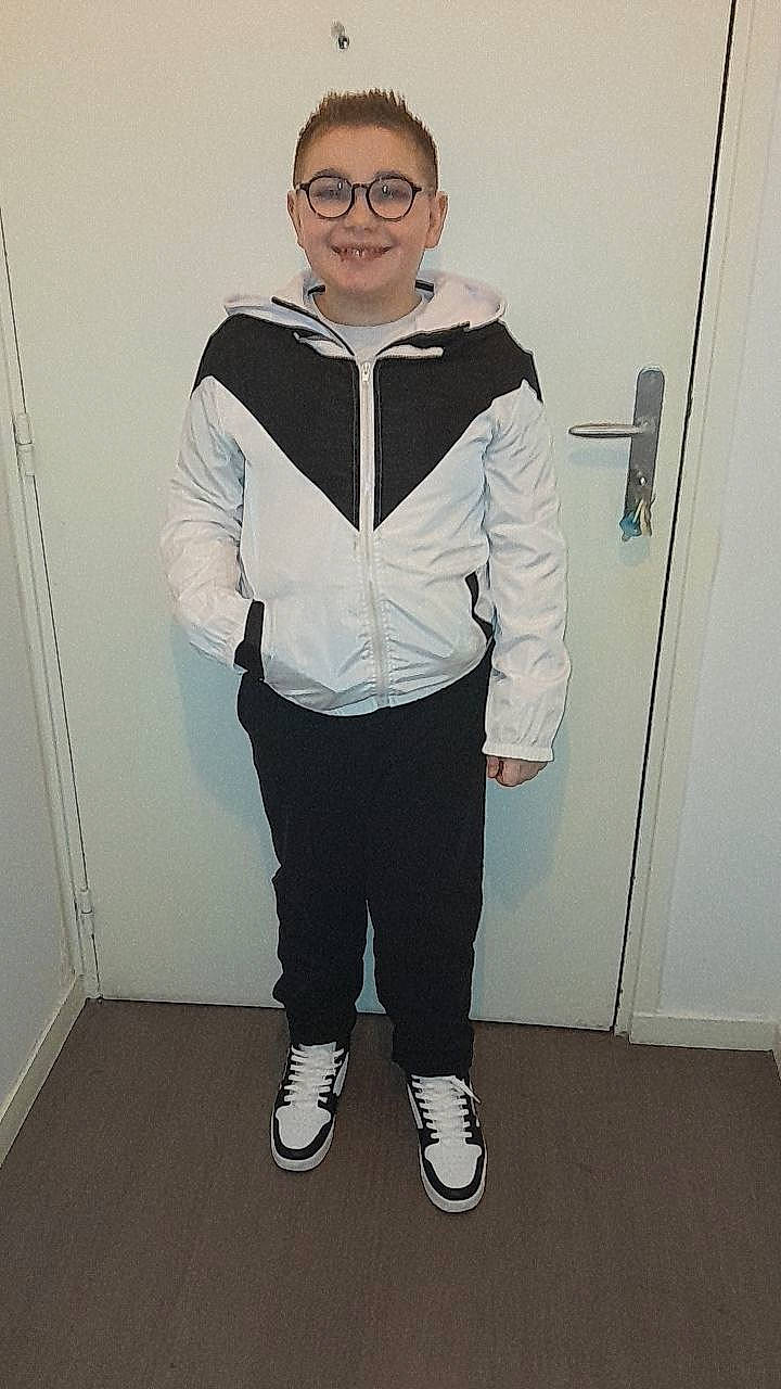 Lohan participe au concours pour gagner de l'argent avec cette photo : belt, blazer, bow_tie, collar, cool, dress_shirt, electric_blue, event, eyewear, fashion_accessory, fashion_design, formal_wear, joy, person, personal_protective_equipment, room, sleeve, smile, sportswear, standing