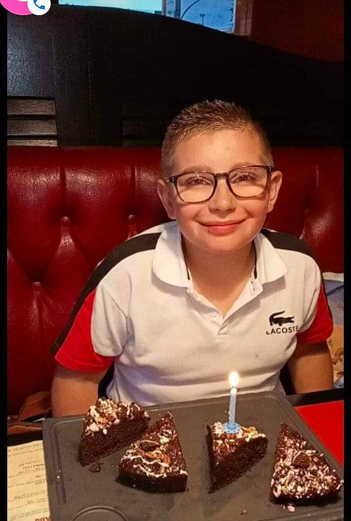 Lohan a rejoint le concours — aidez-le/la à gagner de superbes lots ! baked_goods, baking, birthday_cake, birthday_candle, cake, cake_decorating, cuisine, dessert, dish, event, eyewear, food, glasses, happy, ingredient, joy, person, plate, smile, snack_cake