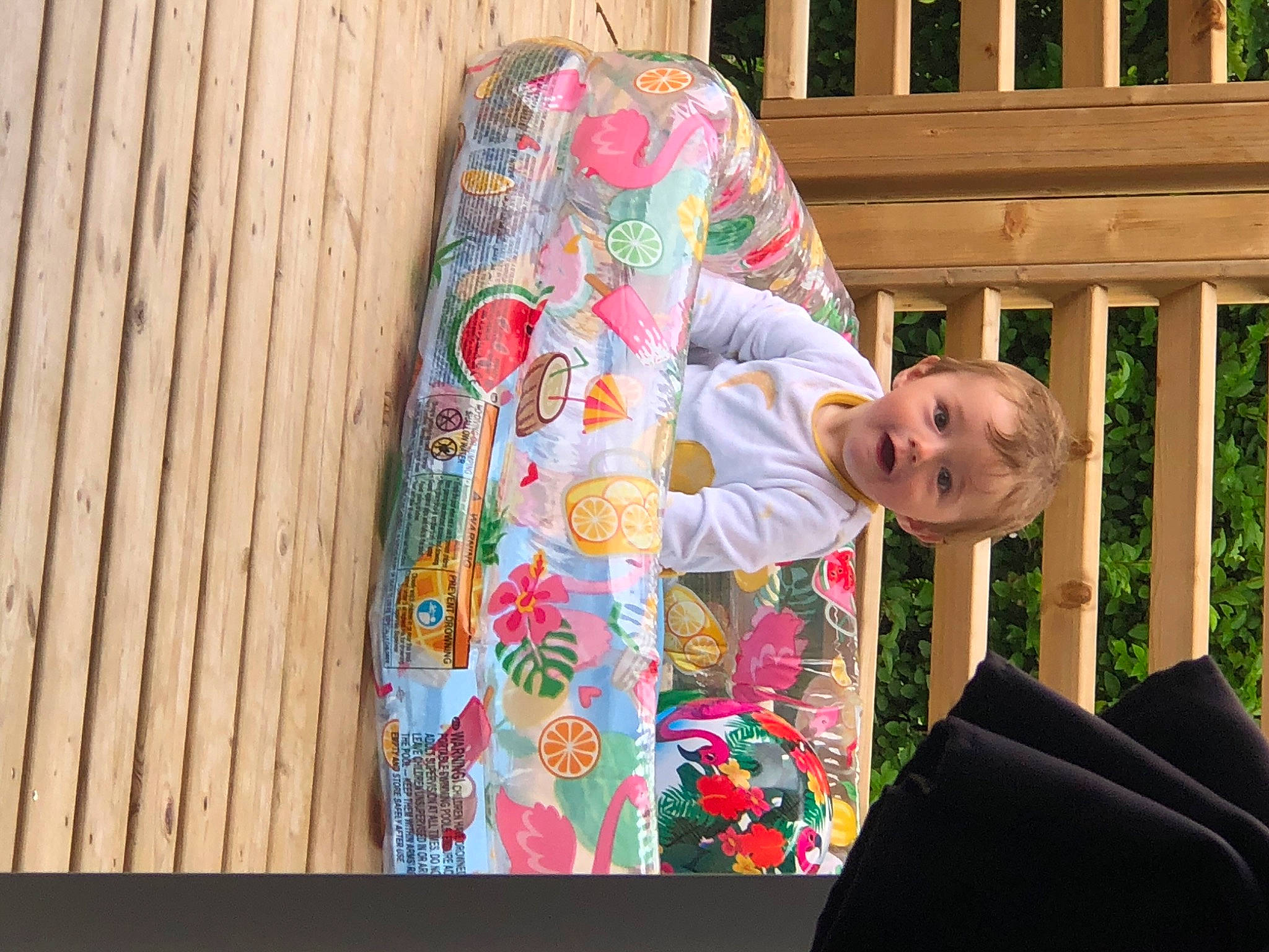 Manéro participe au concours pour gagner de l'argent avec cette photo : architecture, blue, eye, fun, grass, green, hairstyle, head, human, human_body, pattern, people, person, product, public_space, room, sitting, sleeve, vertebrate, wood