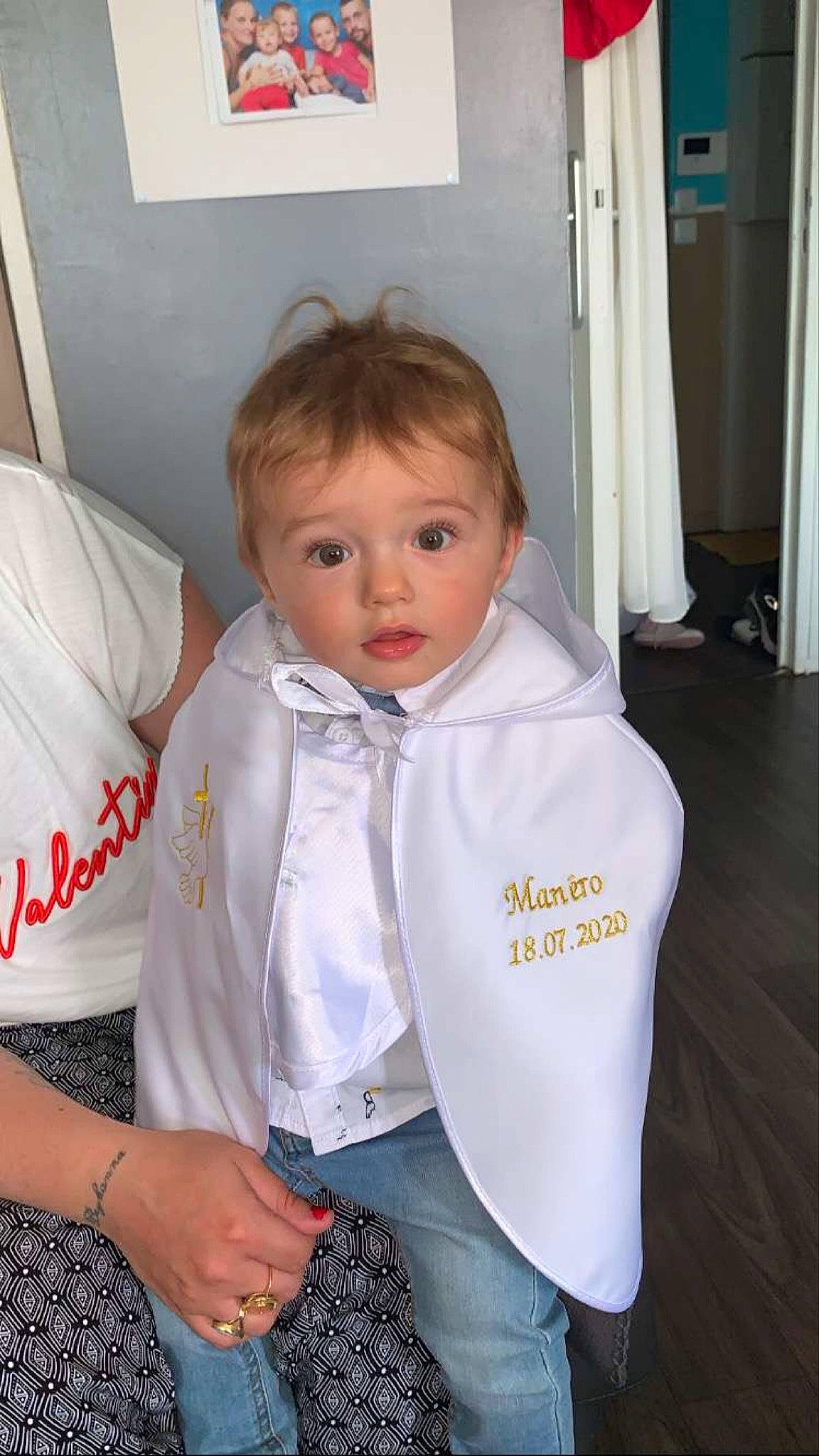 Manéro a rejoint le concours — aidez-le/la à gagner de superbes lots ! baby, baby_toddler_clothing, blond, blurred, button, cheek, collar, door, dress_shirt, face, finger, flooring, formal_wear, happy, iris, jacket, neck, person, skin, sleeve