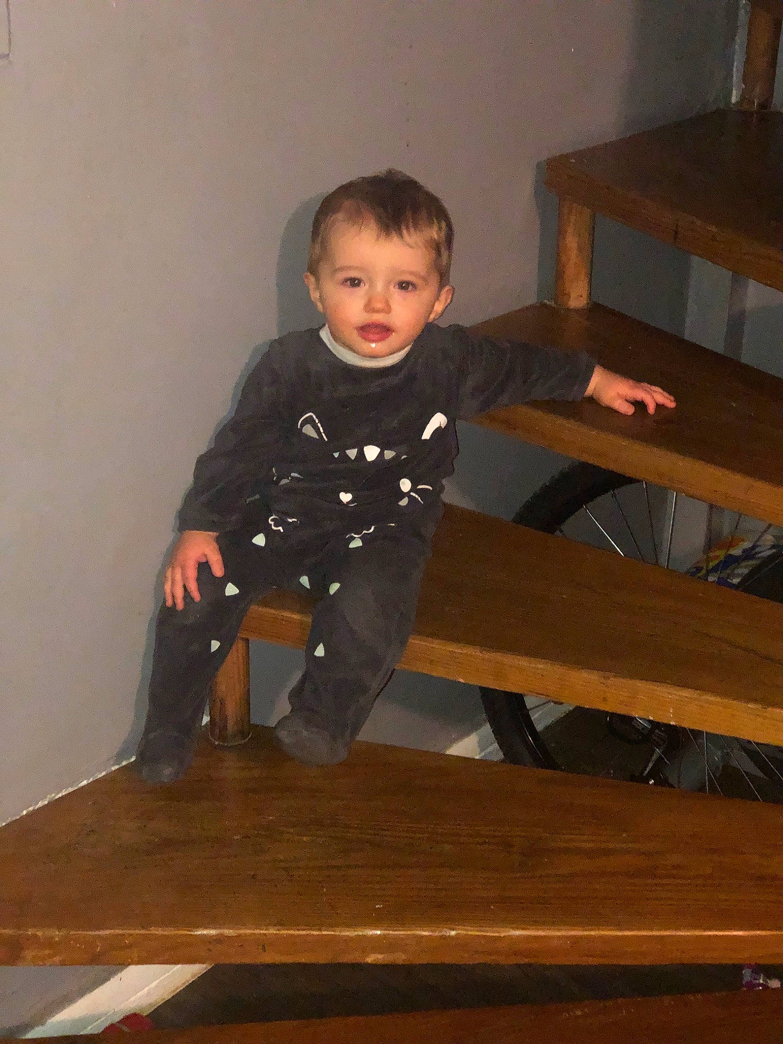 Manéro participe au concours pour gagner de l'argent avec cette photo : arm, blue, finger, floor, flooring, fun, green, hair, hardwood, head, human, jacket, leg, lighting, people, person, product, room, sitting, wood