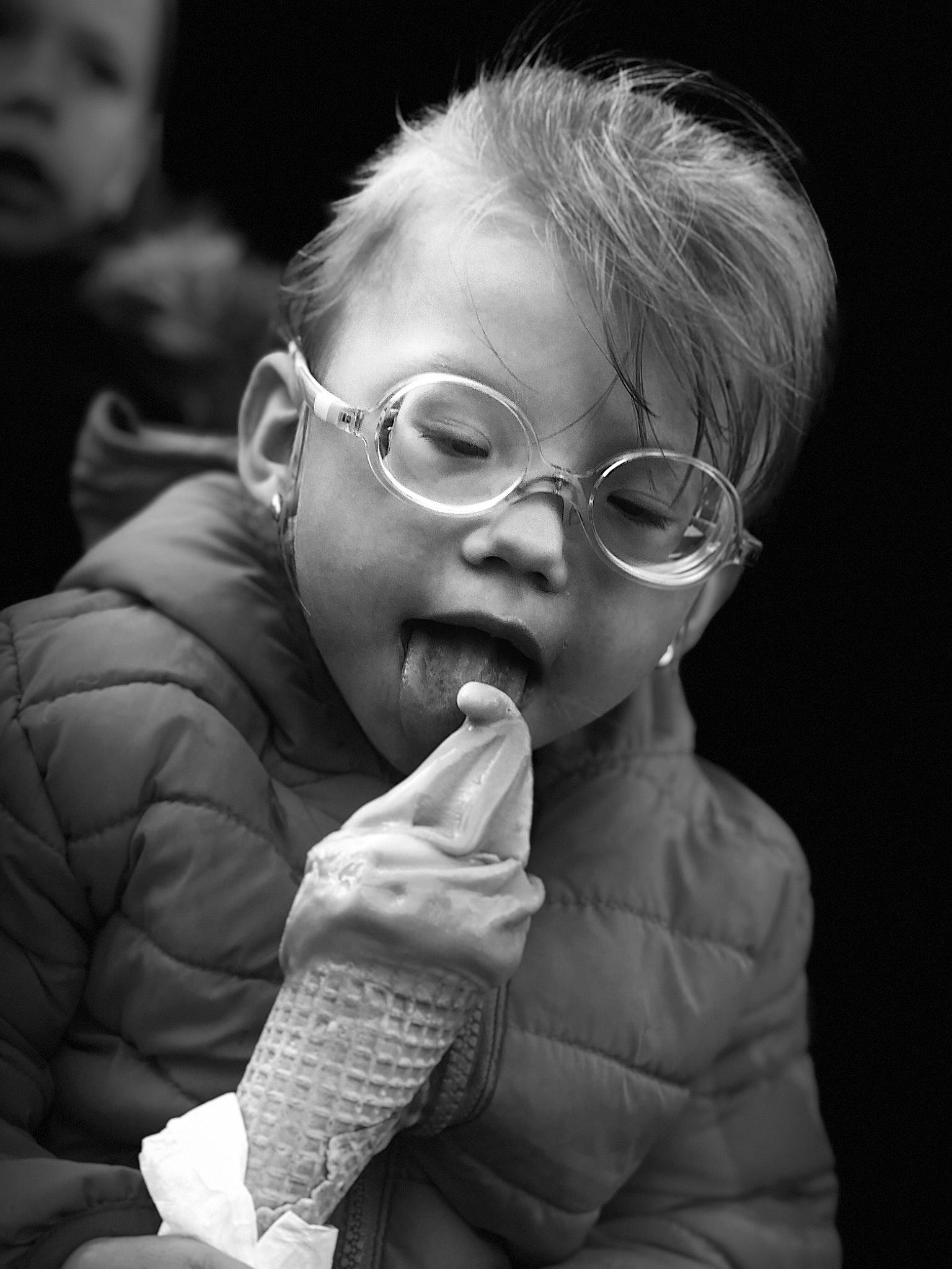 Zelia a rejoint le concours — aidez-le/la à gagner de superbes lots ! arm, audio_equipment, cheek, clothing, eye, eyewear, face, finger, fun, glasses, hair, head, human, lighting, lip, monochrome, night, organism, person, product