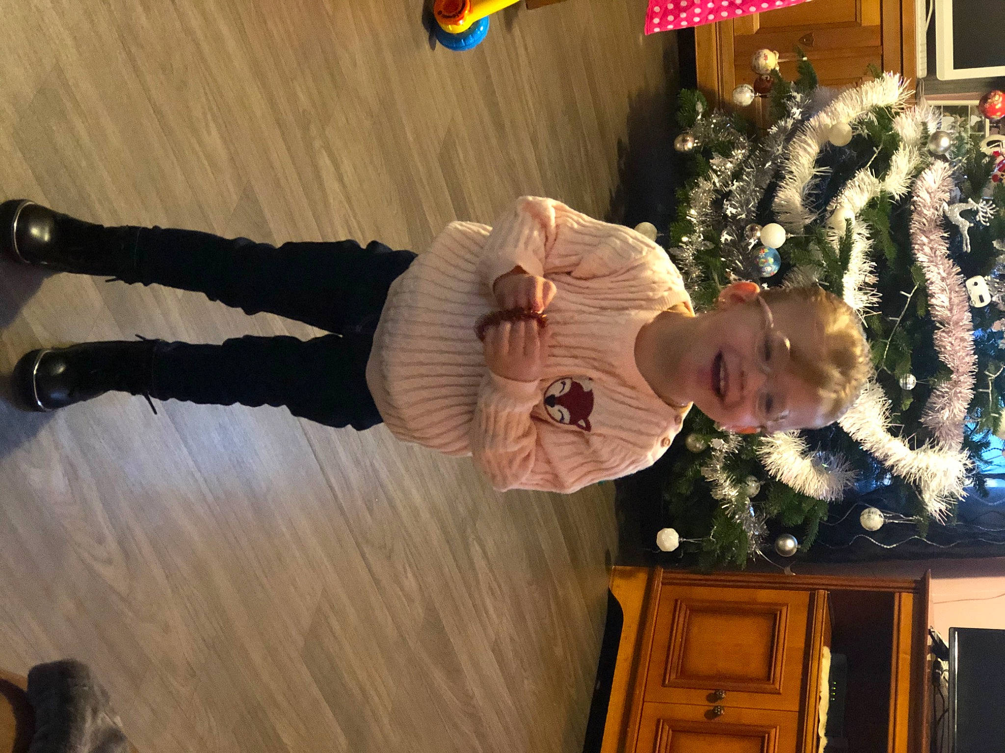 Zelia a rejoint le concours — aidez-le/la à gagner de superbes lots ! blue, event, floor, flooring, fun, green, hairstyle, human, human_body, jeans, joy, leg, lighting, people, person, property, room, social_group, trousers, vertebrate