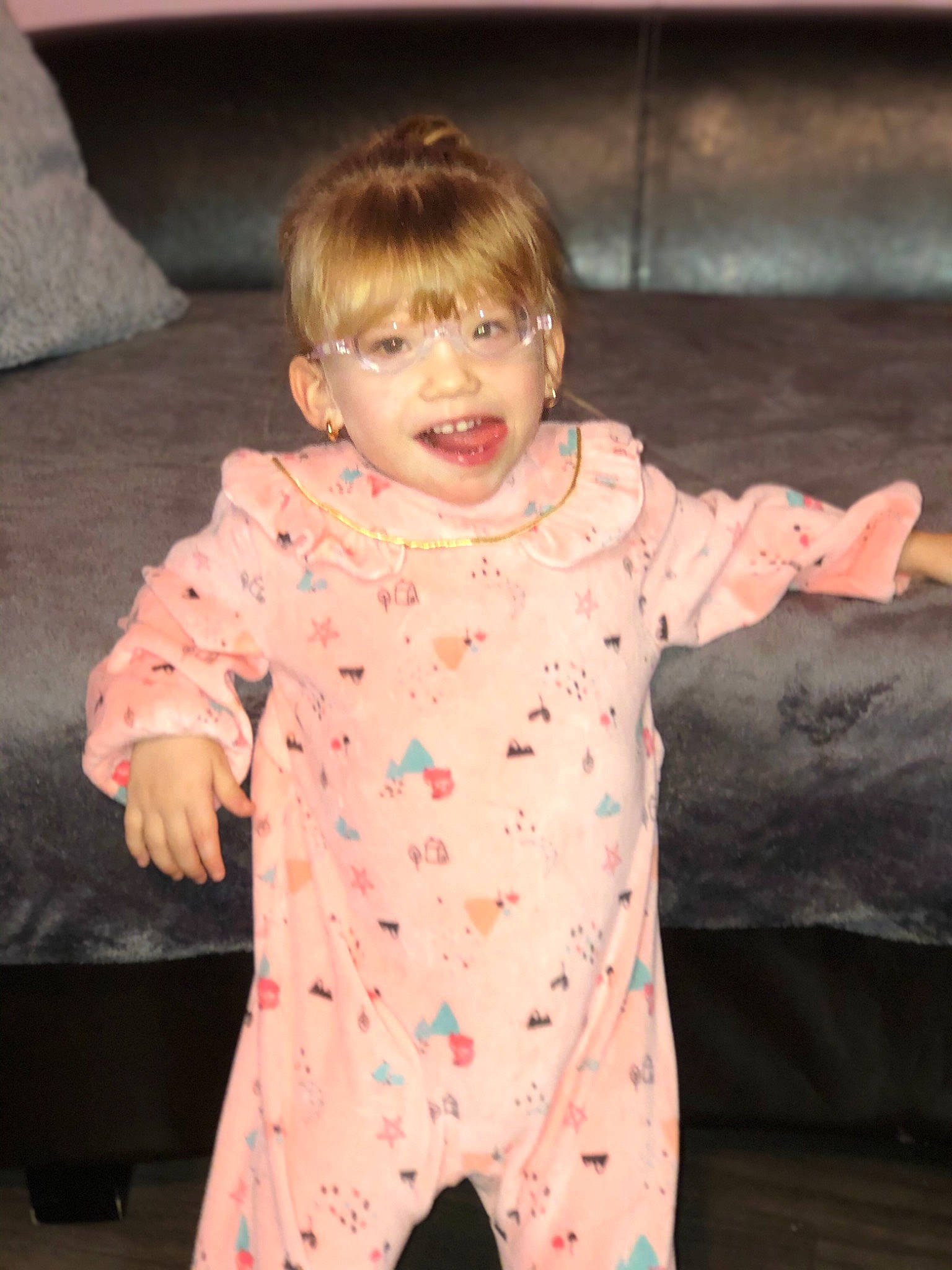 Zelia a rejoint le concours — aidez-le/la à gagner de superbes lots ! arm, blue, cheek, clothing, eye, face, finger, floor, fun, green, hair, head, human, leg, people, person, product, room, sitting, vertebrate