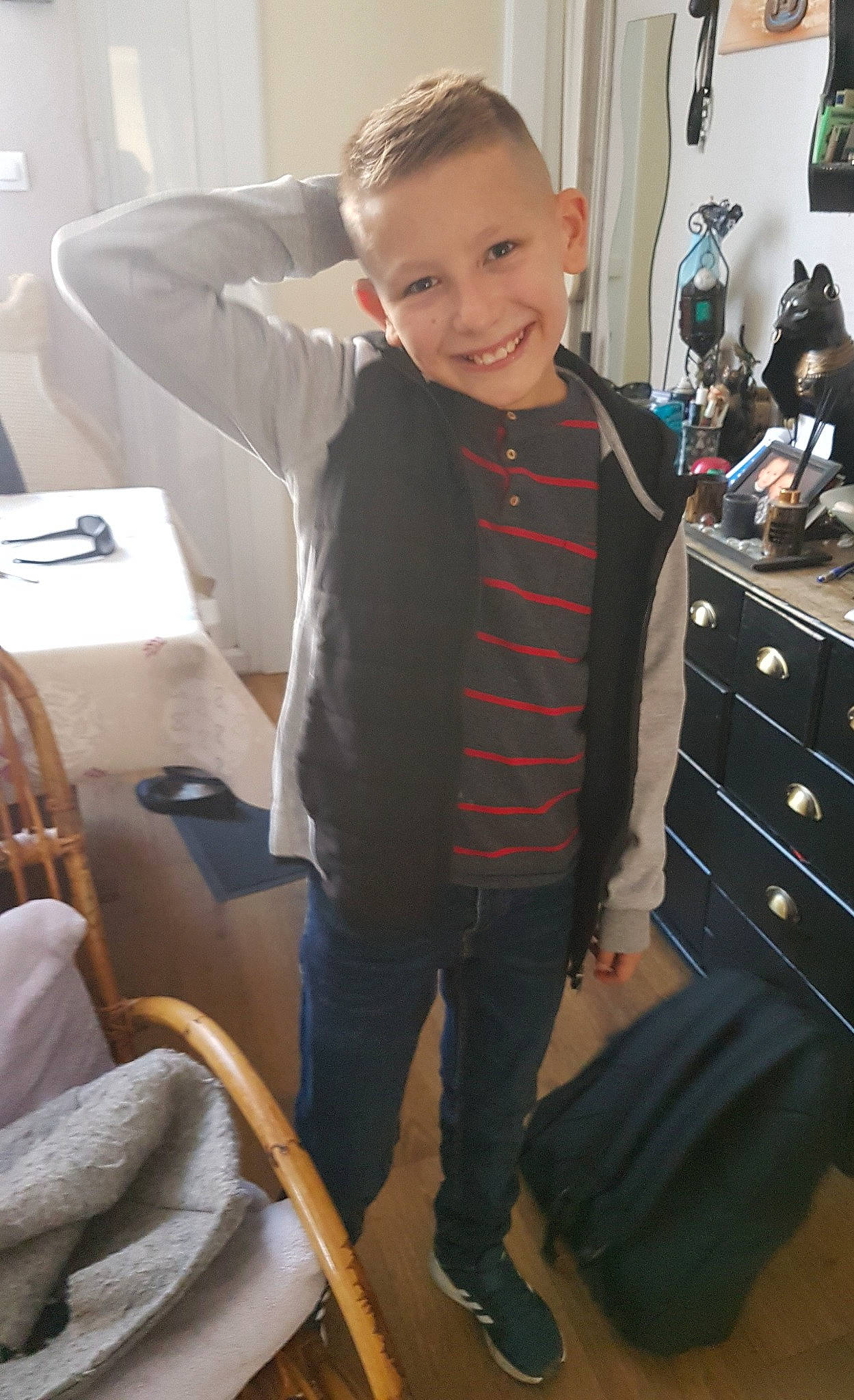 Mathys a rejoint le concours — aidez-le/la à gagner de superbes lots ! air_travel, cabinetry, chair, chest, chest_of_drawers, comfort, cupboard, drawer, dresser, eyewear, formal_wear, fun, furniture, joy, leg, person, sitting, smile, toddler, trunk