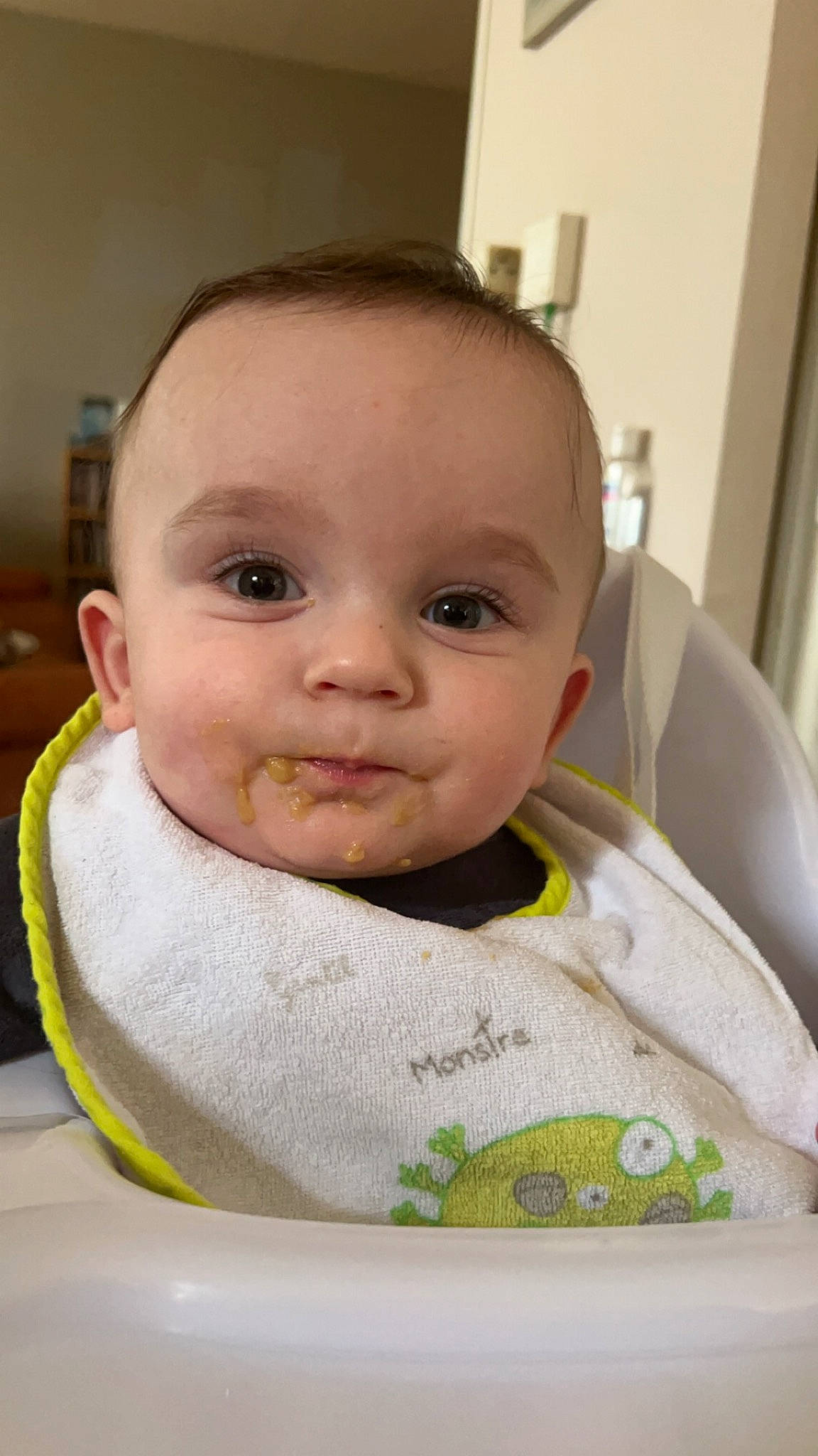 Marco a rejoint le concours — aidez-le/la à gagner de superbes lots ! baby, baby_food, baby_products, baby_toddler_clothing, bib, cheek, child, drinkware, ear, eyebrow, eyelash, happy, iris, neck, nose, person, personal_grooming, sitting, skin, sleeve