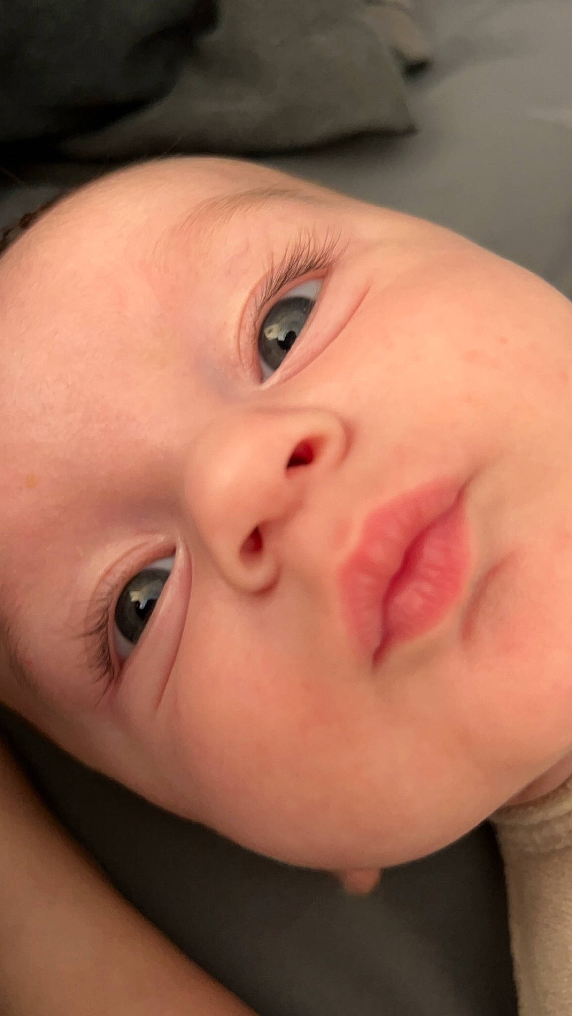 Marco participe au concours pour gagner de l'argent avec cette photo : baby, cheek, child, chin, close_up, eye, eyebrow, eyelash, finger, flesh, forehead, happy, head, iris, lip, mouth, no_expression, nose, person, skin